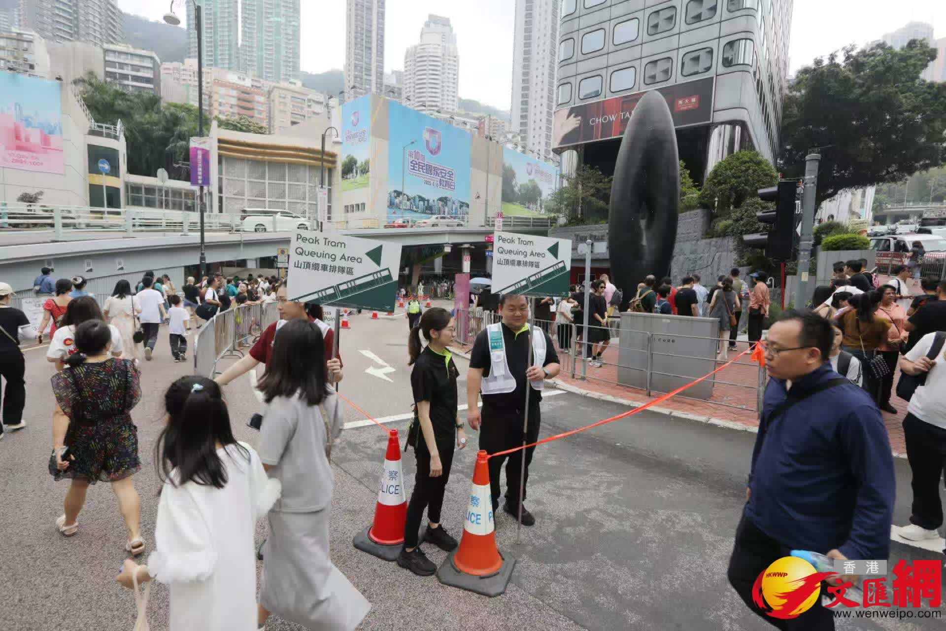 五一黃金周山頂纜車中環站排隊情況。（香港文匯報記者黃艾力攝）