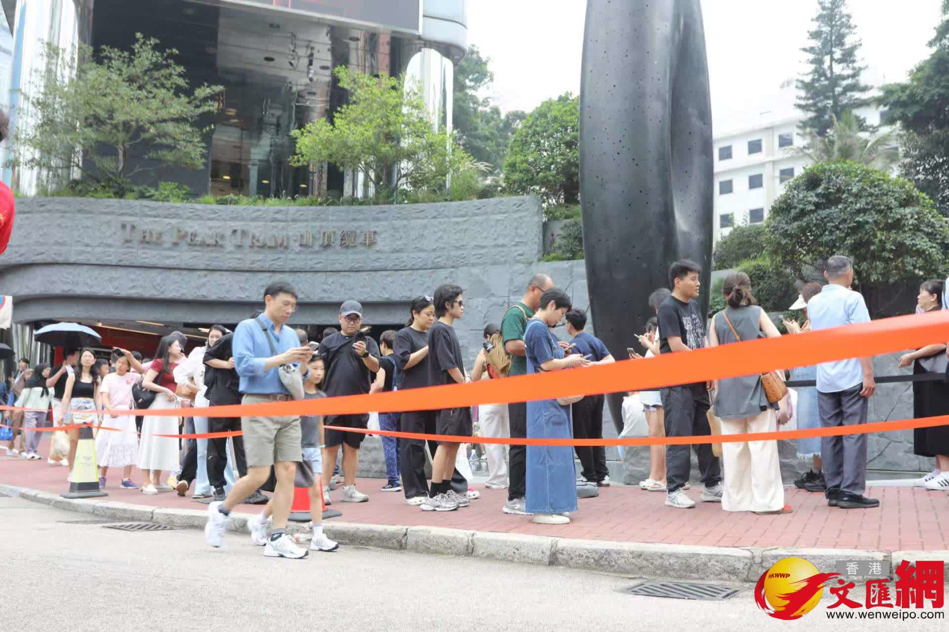 五一黃金周山頂纜車中環站排隊情況。（香港文匯報記者黃艾力攝）