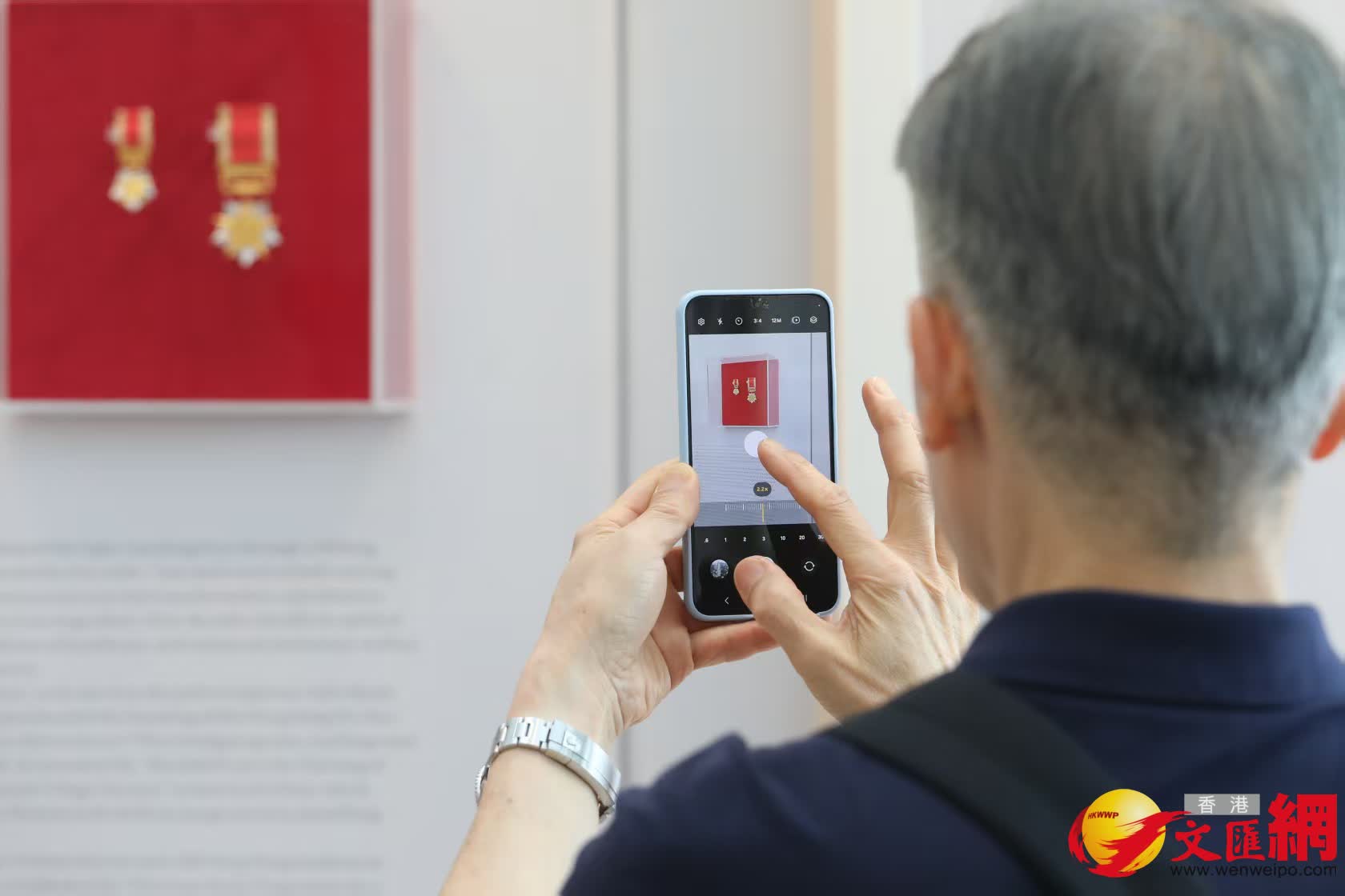 市民參觀《李兆基博士紀念展 — 和光同塵》。（香港文匯報記者黃艾力 攝）