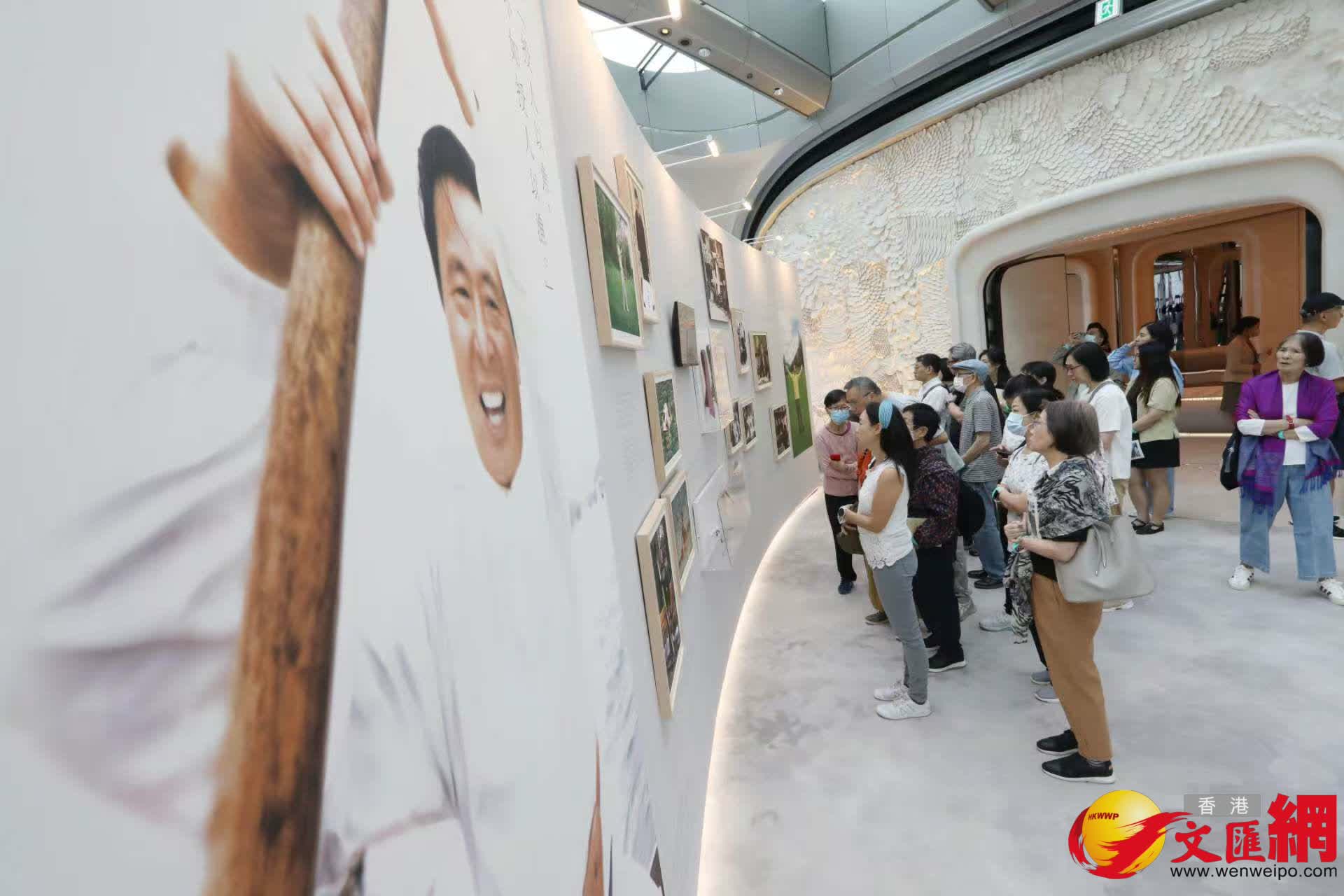 市民參觀《李兆基博士紀念展 — 和光同塵》。（香港文匯報記者黃艾力 攝）