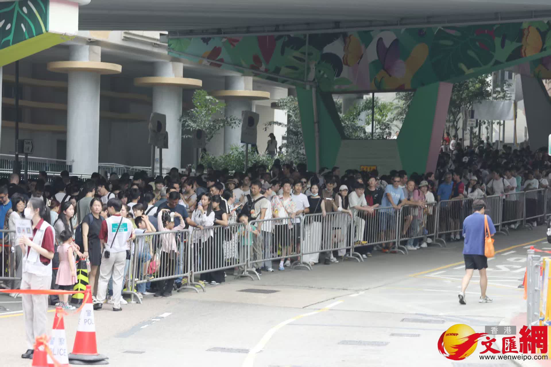 五一黃金周山頂纜車中環站排隊情況。（香港文匯報記者黃艾力攝）