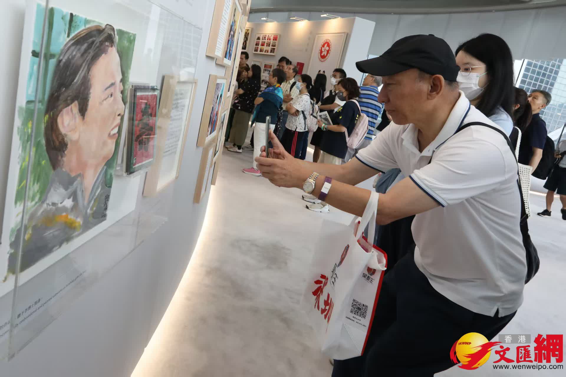 市民參觀《李兆基博士紀念展 — 和光同塵》。（香港文匯報記者黃艾力 攝）