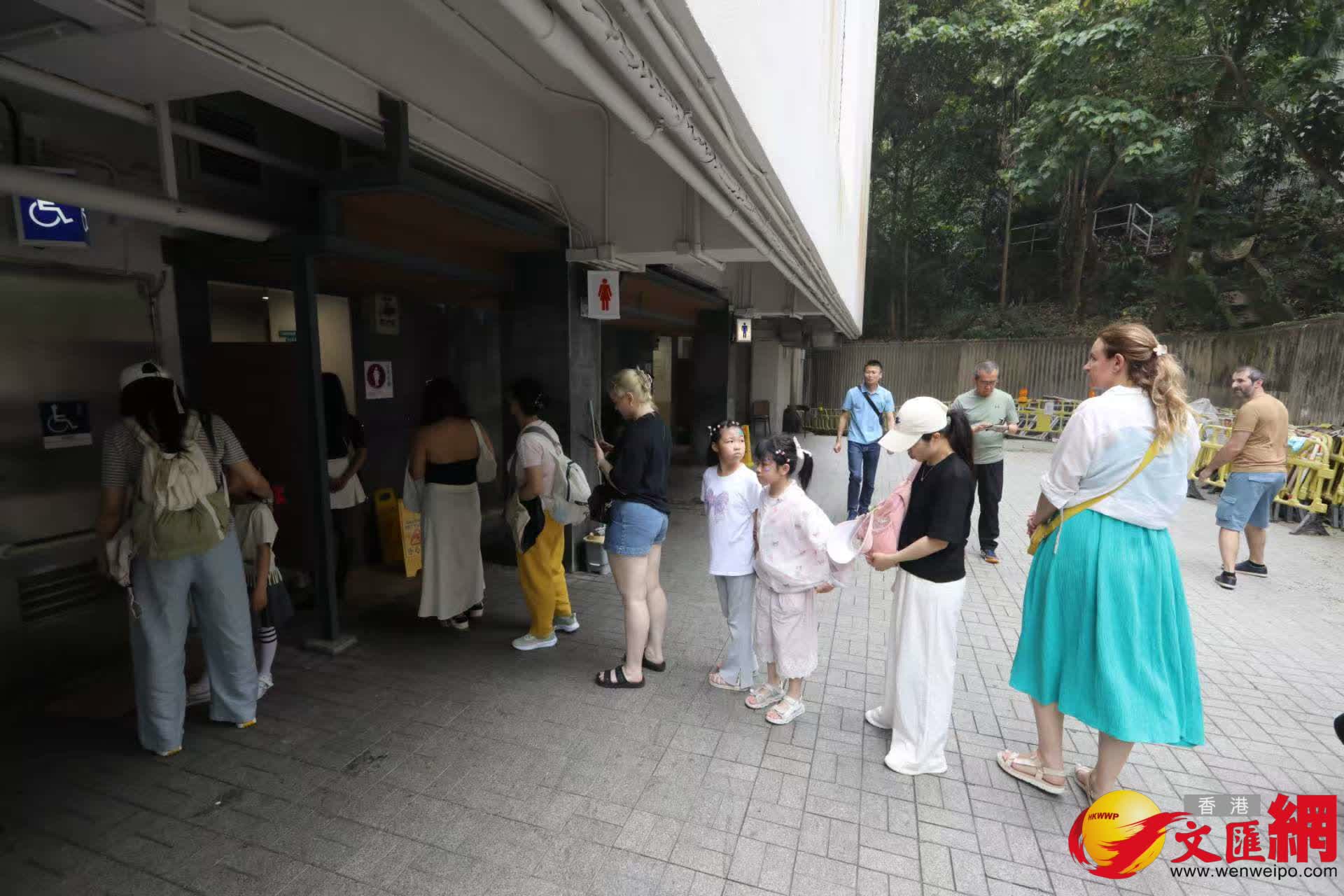 五一黃金周山頂纜車中環站排隊情況。（香港文匯報記者黃艾力攝）