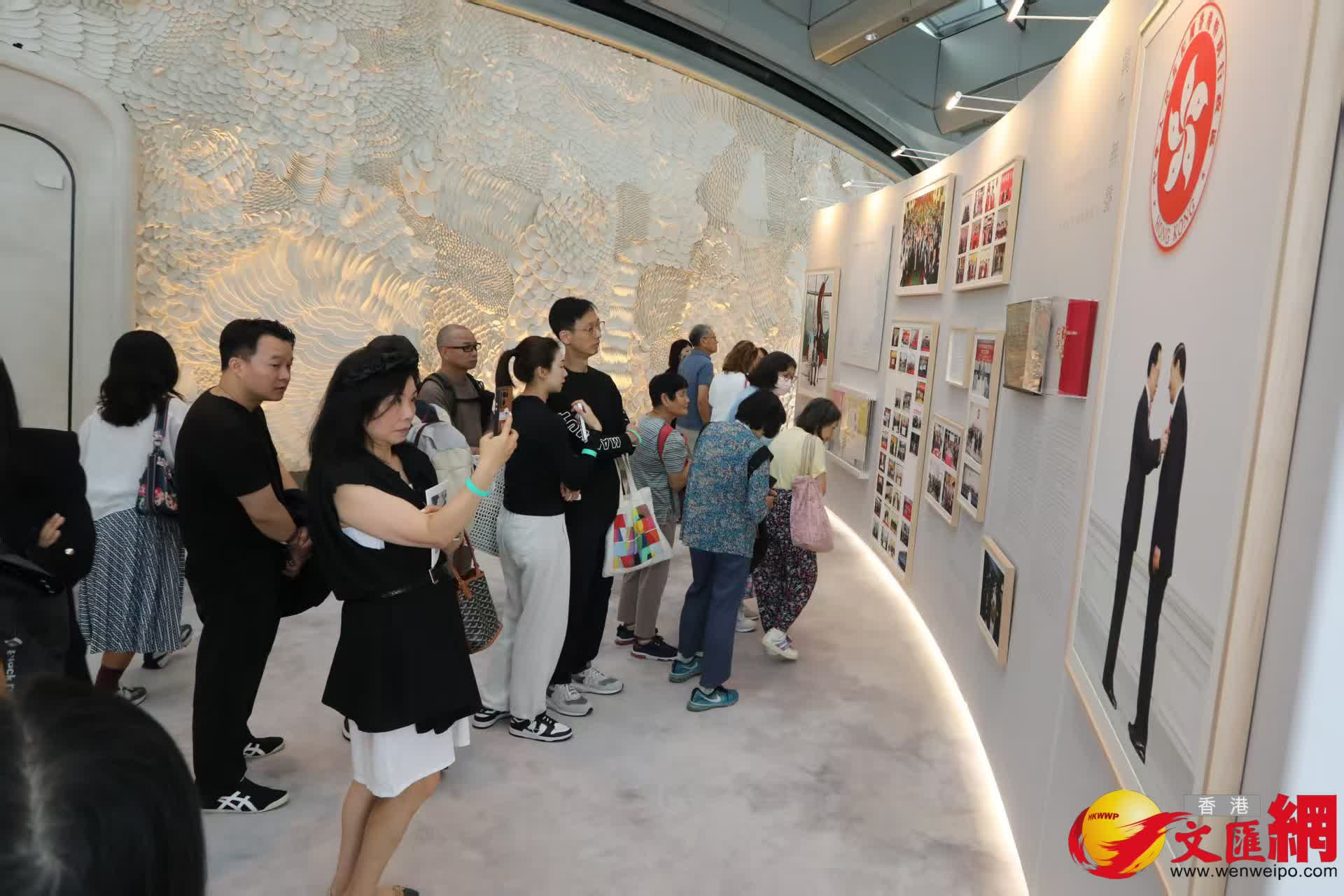 市民參觀《李兆基博士紀念展 — 和光同塵》。（香港文匯報記者黃艾力 攝）