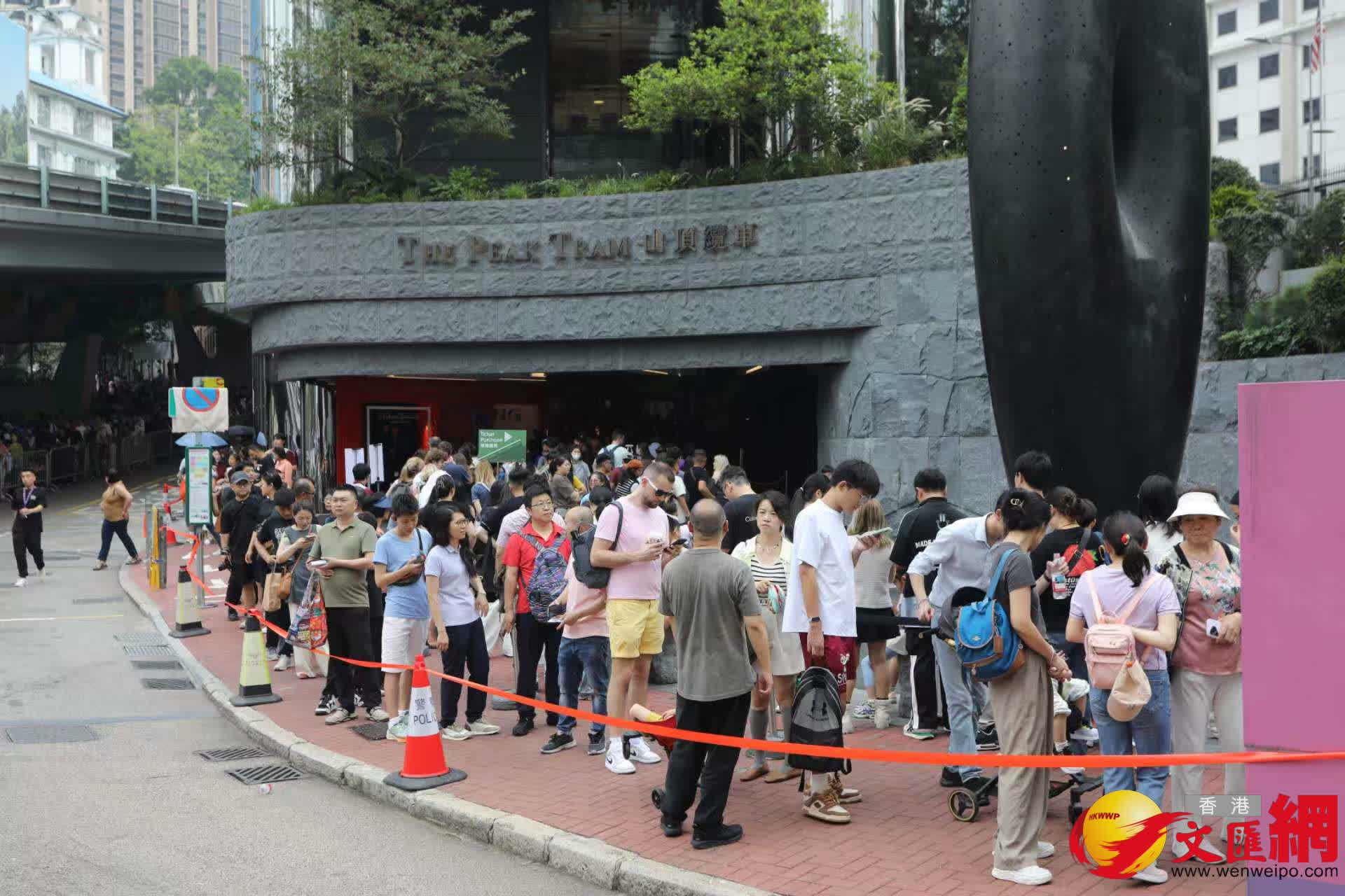 五一黃金周山頂纜車中環站排隊情況。（香港文匯報記者黃艾力攝）