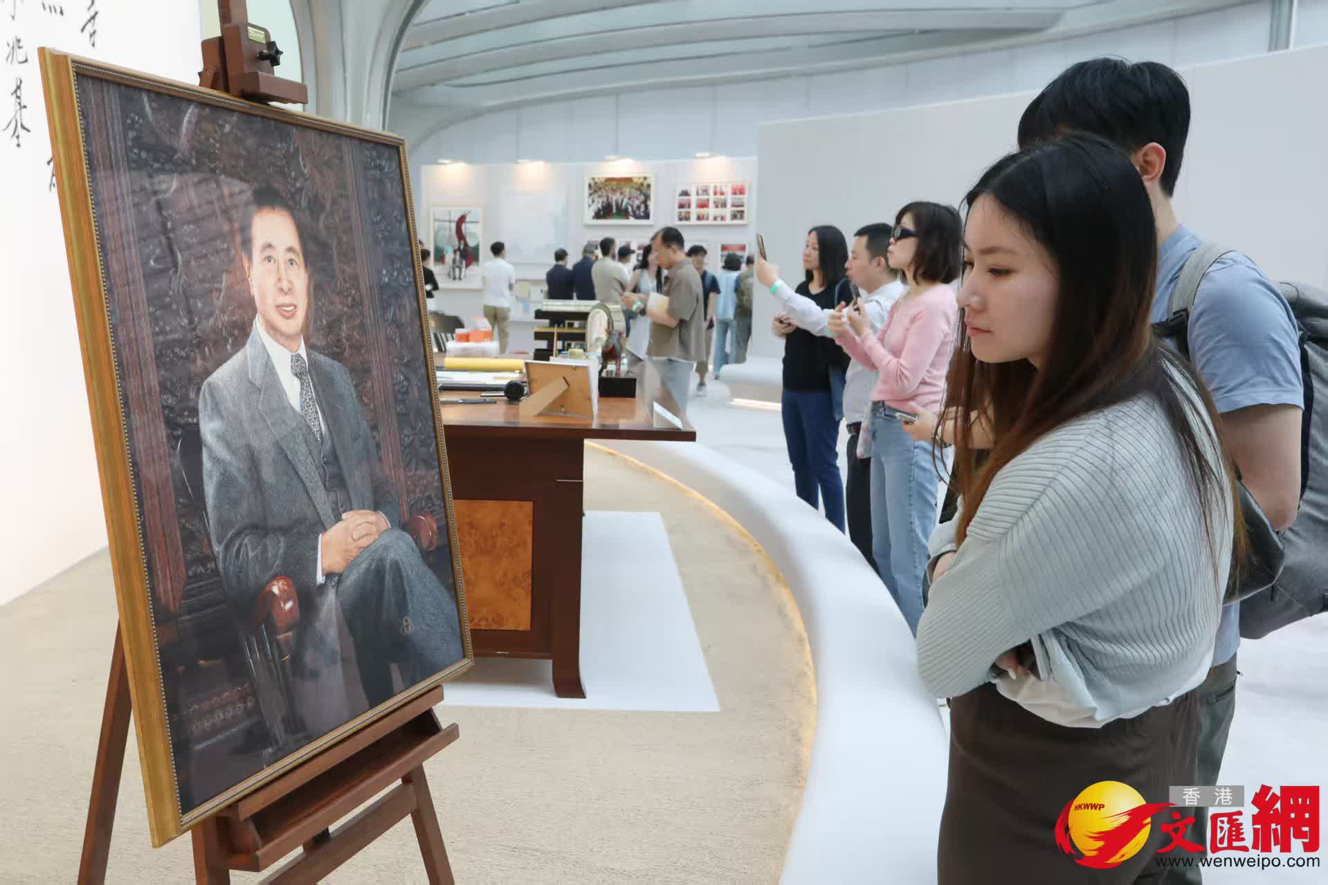市民參觀《李兆基博士紀念展 — 和光同塵》。（香港文匯報記者黃艾力 攝）