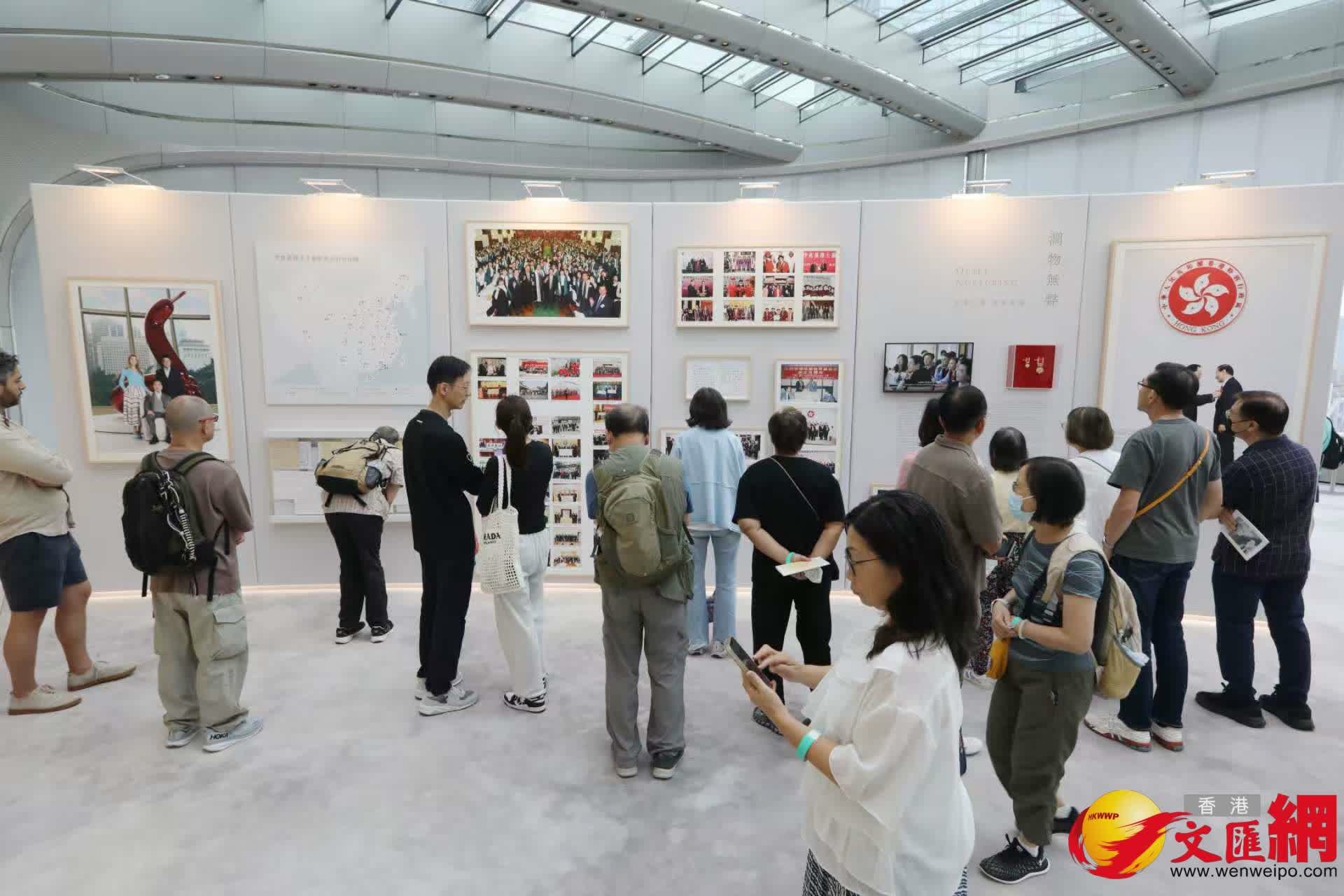 市民參觀《李兆基博士紀念展 — 和光同塵》。（香港文匯報記者黃艾力 攝）