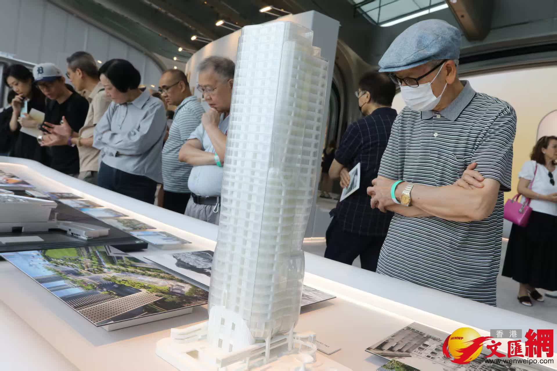 市民參觀《李兆基博士紀念展 — 和光同塵》。（香港文匯報記者黃艾力 攝）