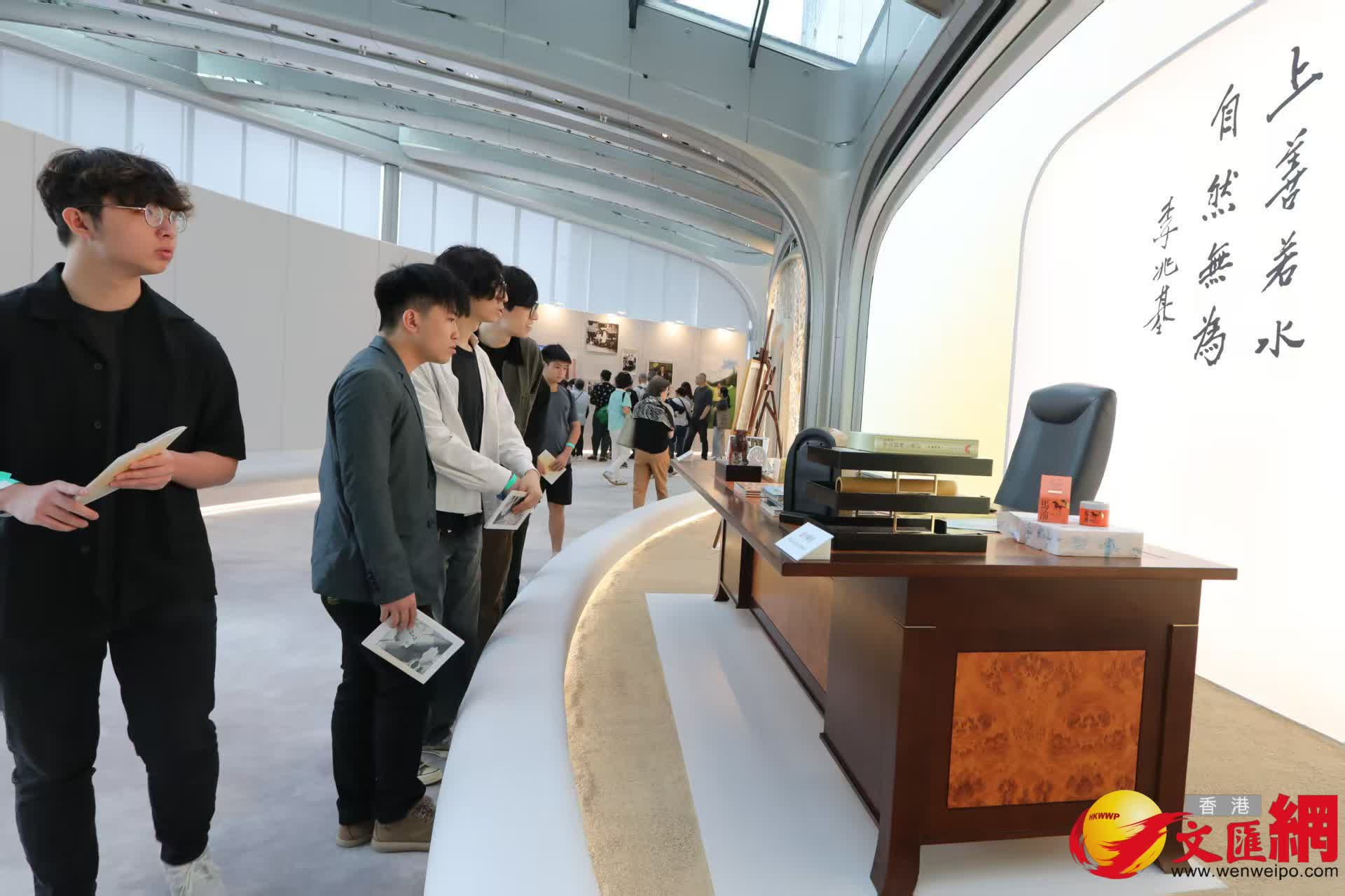 市民參觀《李兆基博士紀念展 — 和光同塵》。（香港文匯報記者黃艾力 攝）