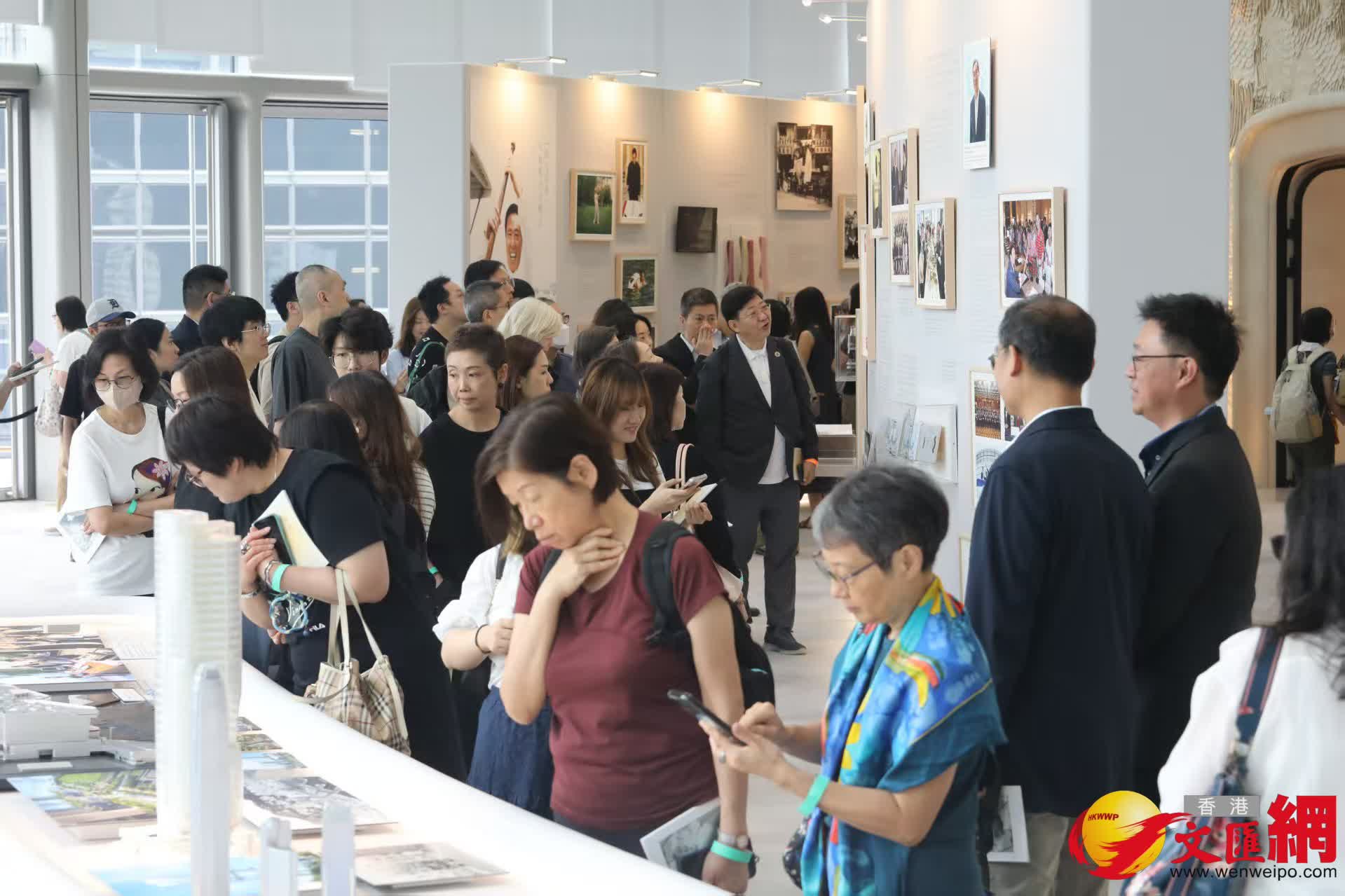 市民參觀《李兆基博士紀念展 — 和光同塵》。（香港文匯報記者黃艾力 攝）