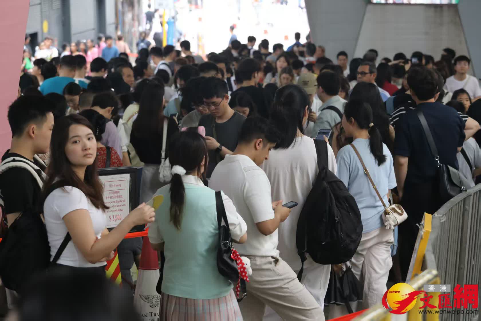 五一黃金周山頂纜車中環站排隊情況。（香港文匯報記者黃艾力攝）