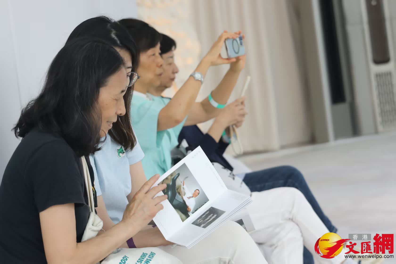 市民參觀《李兆基博士紀念展 — 和光同塵》。（香港文匯報記者黃艾力 攝）