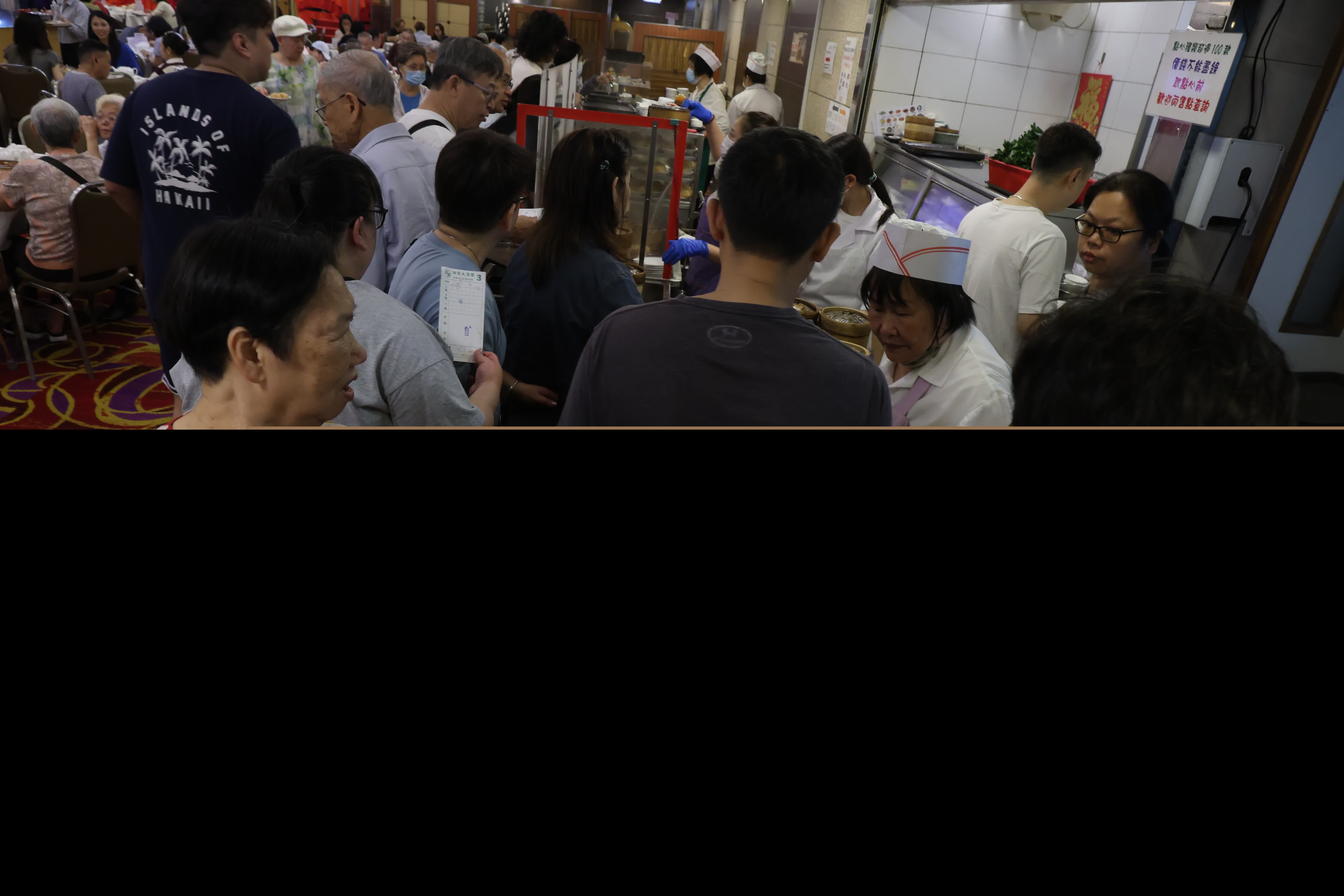 傳統酒樓座無虛設，客人紛紛體驗自取點心樂趣。（香港文匯報記者萬霜靈 攝影）