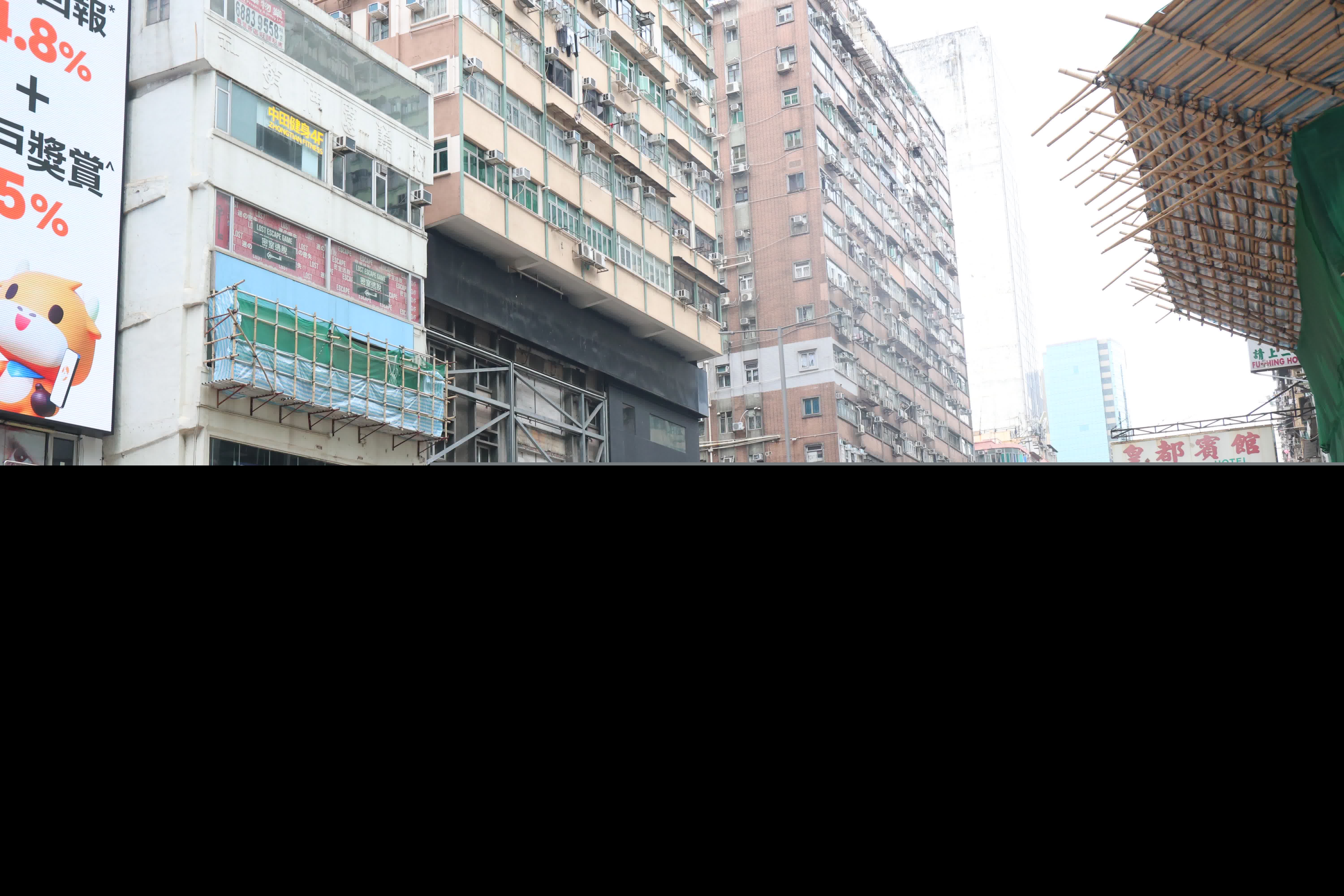 五一黃金周第三天旺角網紅景點由旺角道天橋延伸至整條天橋。（香港文匯報記者萬霜靈 攝影）