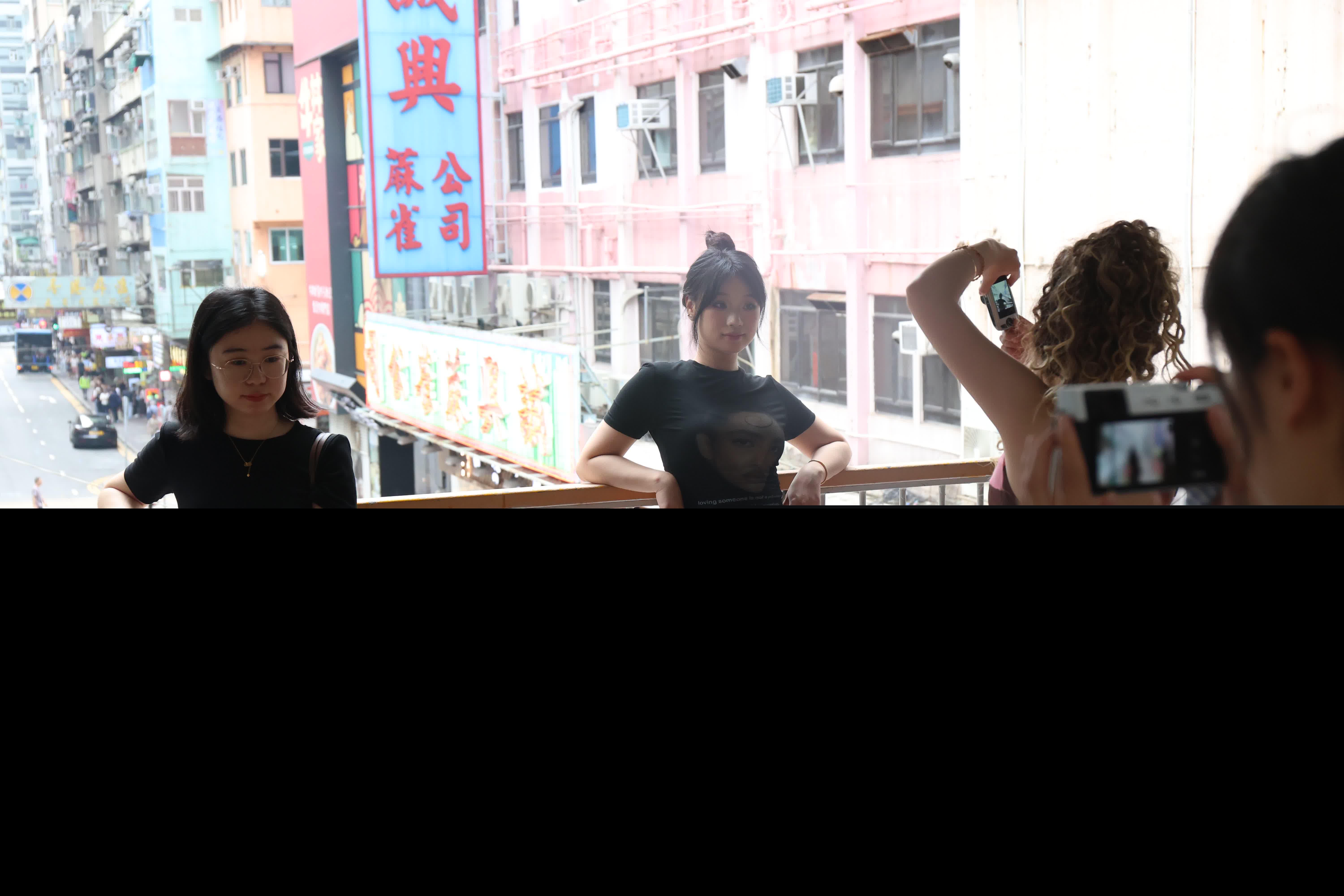 五一黃金周第三天旺角網紅景點由旺角道天橋延伸至整條天橋。（香港文匯報記者萬霜靈 攝影）