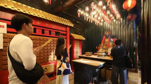 五一黃金周 | 遊客到上環文武廟上香祈福 五一黃金周 | 遊客到上環文武廟上香祈福