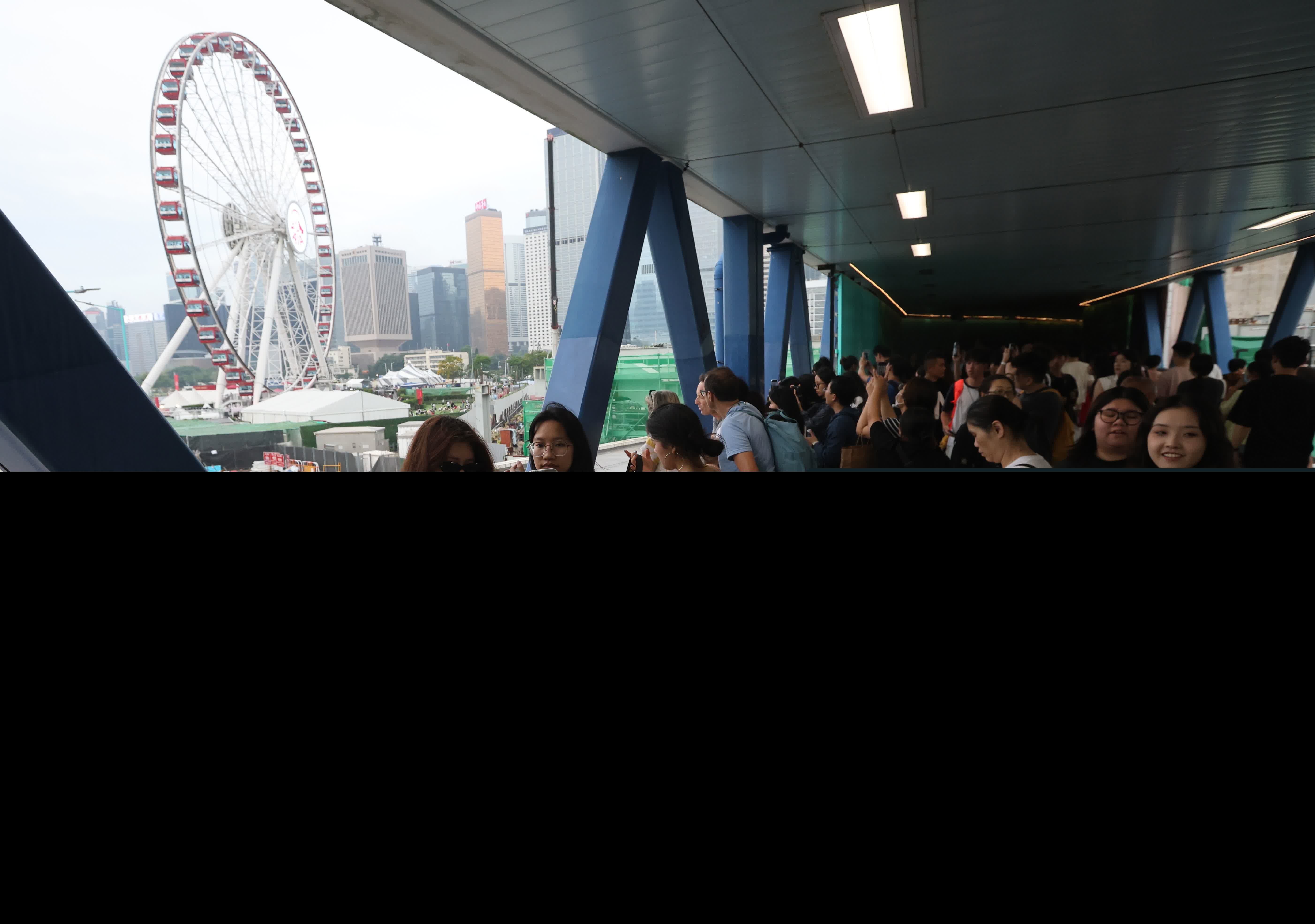 五一黃金周，中區吸引大批旅客旅遊打卡。（香港文匯報記者曾興偉 攝）