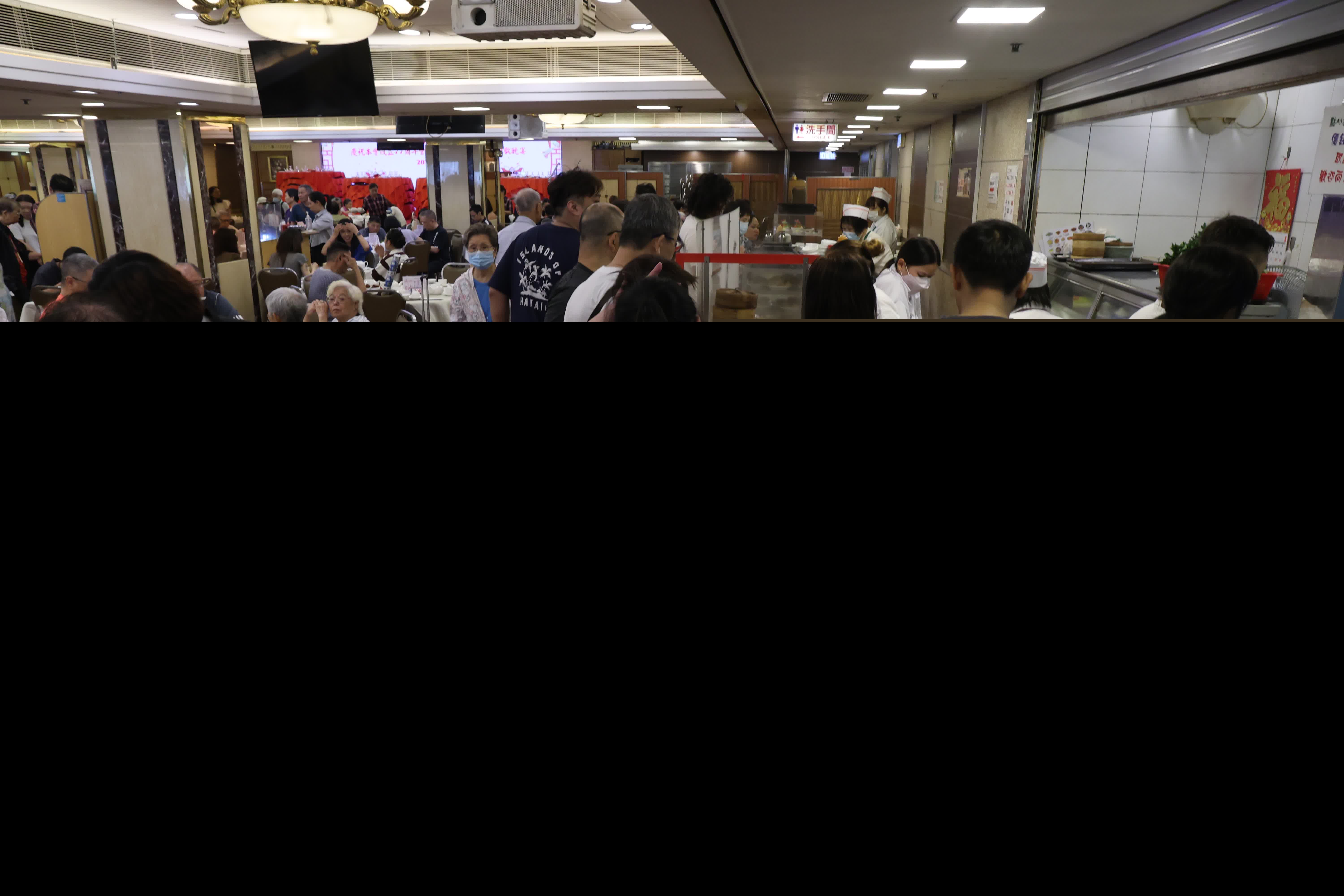 傳統酒樓座無虛設，客人紛紛體驗自取點心樂趣。（香港文匯報記者萬霜靈 攝影）