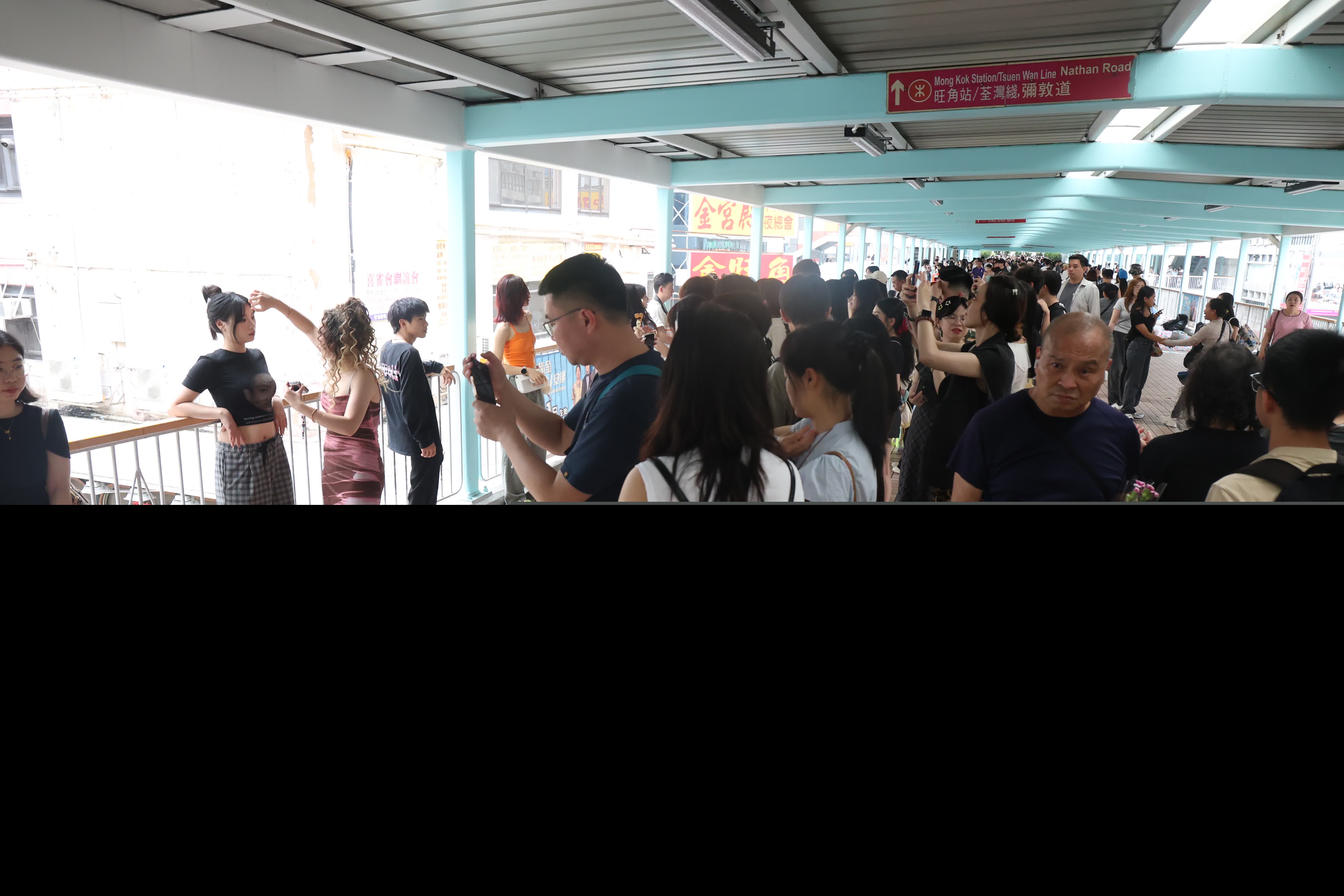 五一黃金周第三天旺角網紅景點由旺角道天橋延伸至整條天橋。（香港文匯報記者萬霜靈 攝影）