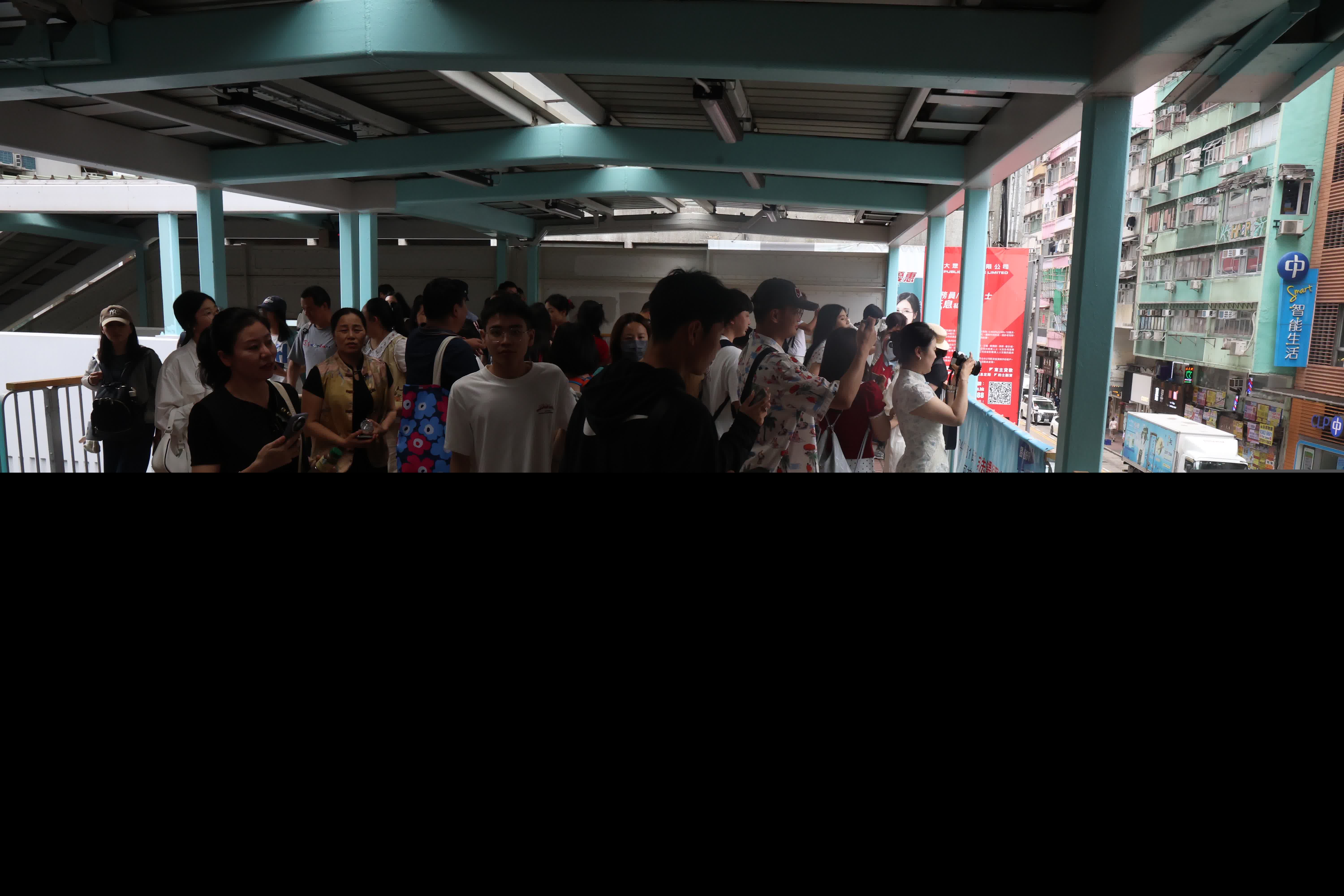 五一黃金周第三天旺角網紅景點由旺角道天橋延伸至整條天橋。（香港文匯報記者萬霜靈 攝影）