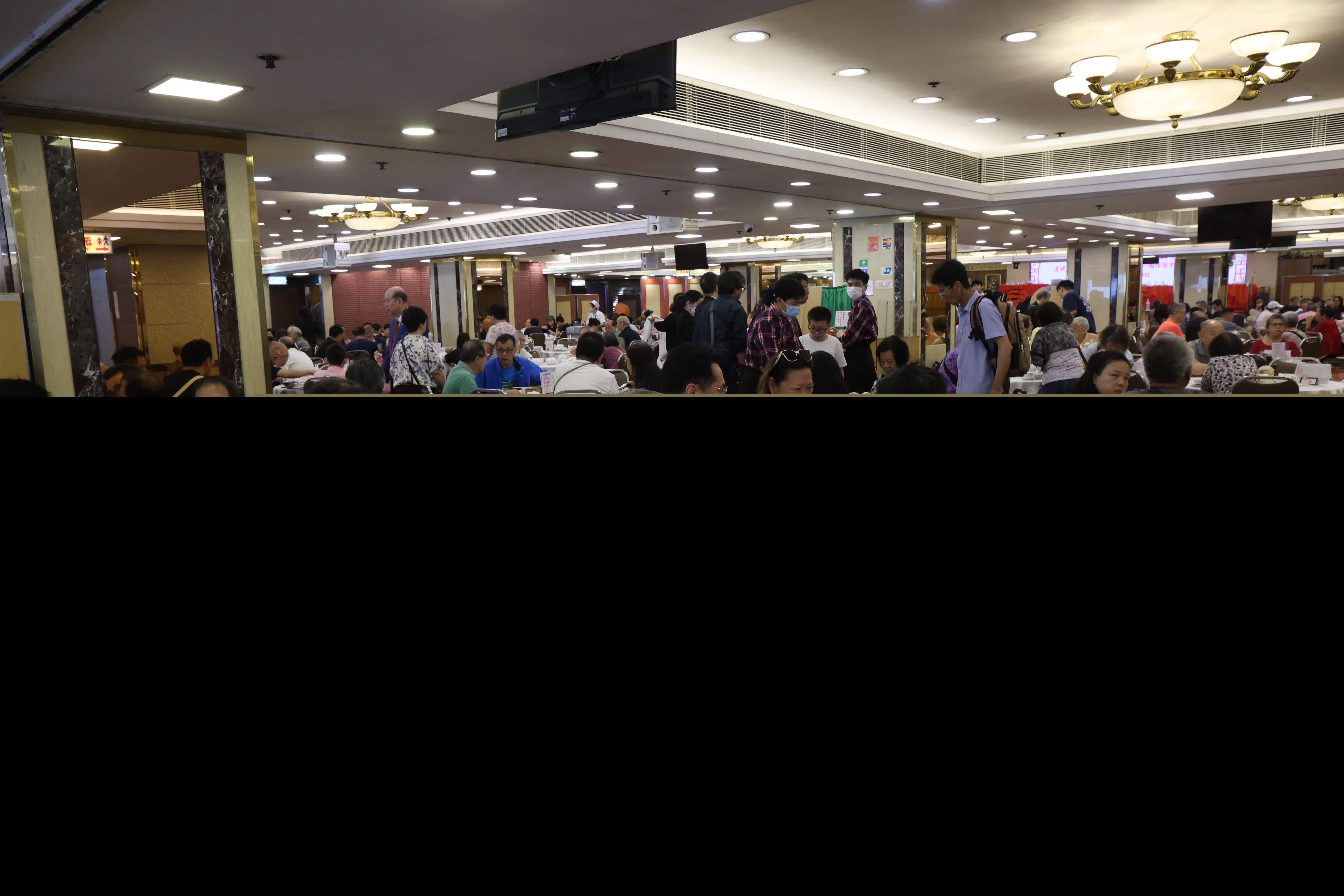 傳統酒樓座無虛設，客人紛紛體驗自取點心樂趣。（香港文匯報記者萬霜靈 攝影）