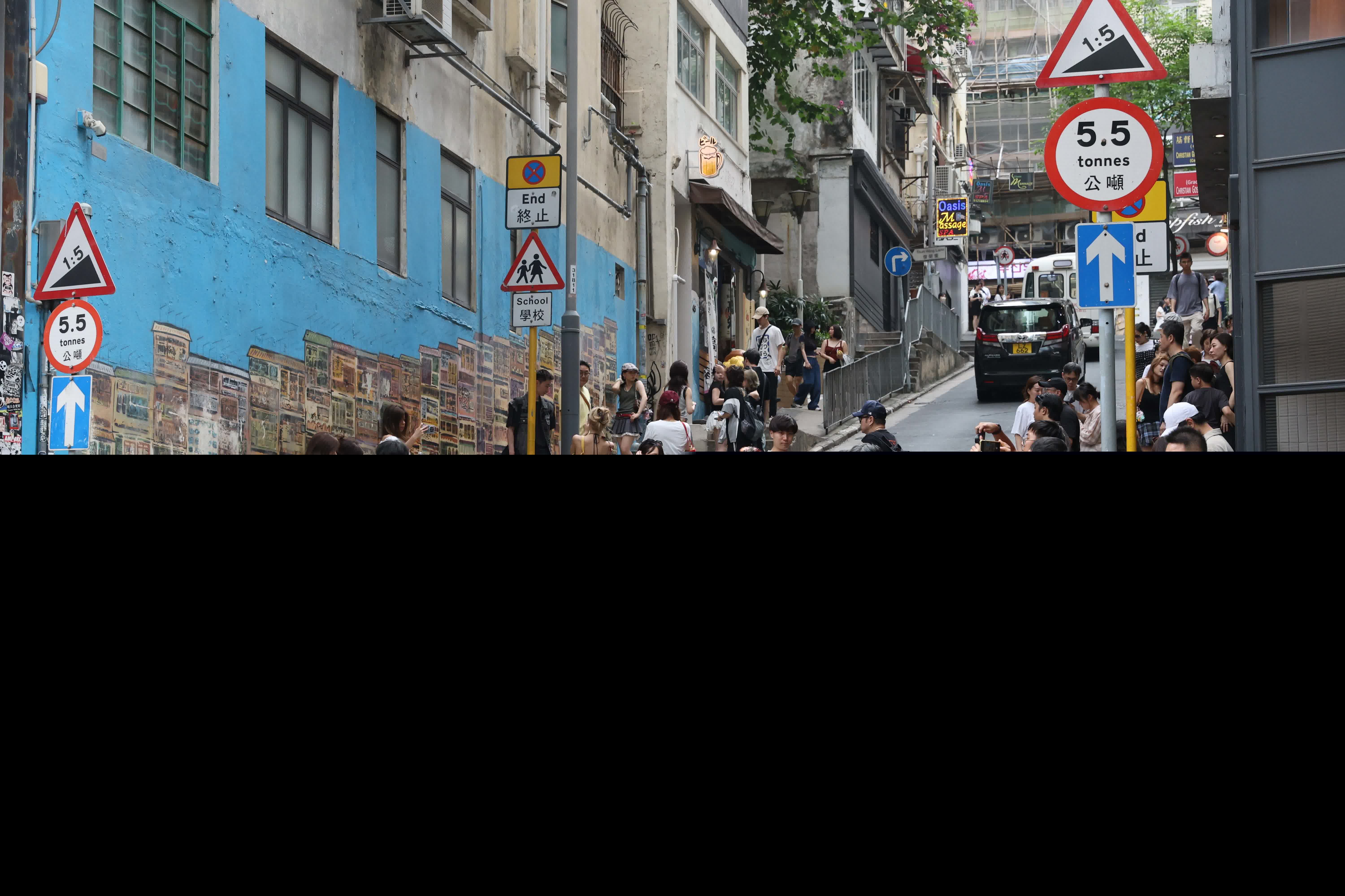 五一黃金周，中區吸引大批旅客旅遊打卡。（香港文匯報記者曾興偉 攝）