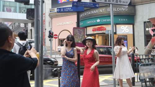 五一黃金周圖輯│旅客訪港熱潮持續高漲 旅遊「打卡」熱點人頭湧湧 五一黃金周圖輯│旅客訪港熱潮持續高漲 旅遊「打卡」熱點人頭湧湧