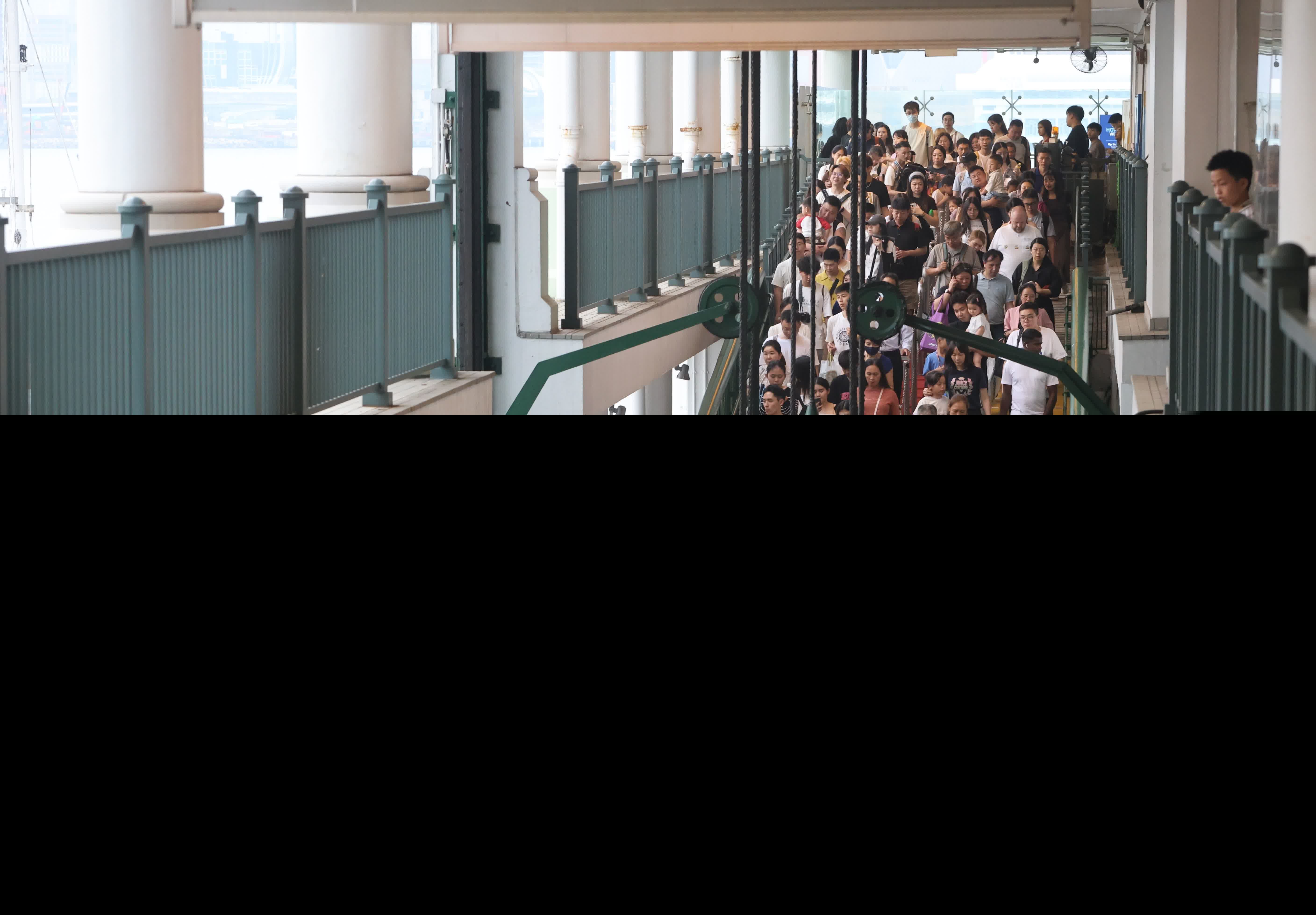 五一黃金周，中區吸引大批旅客旅遊打卡。（香港文匯報記者曾興偉 攝）