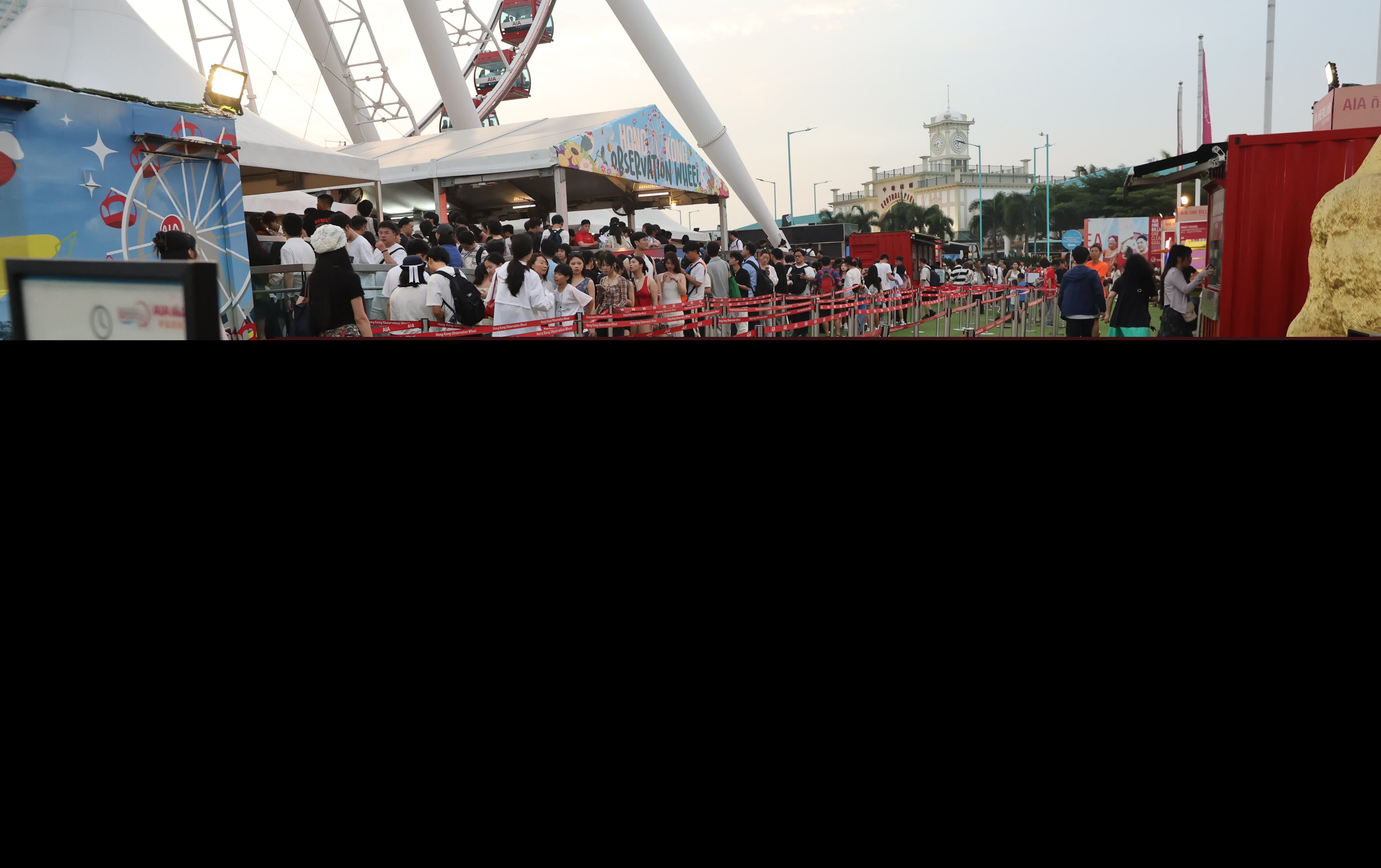 五一黃金周，中區吸引大批旅客旅遊打卡。（香港文匯報記者曾興偉 攝）