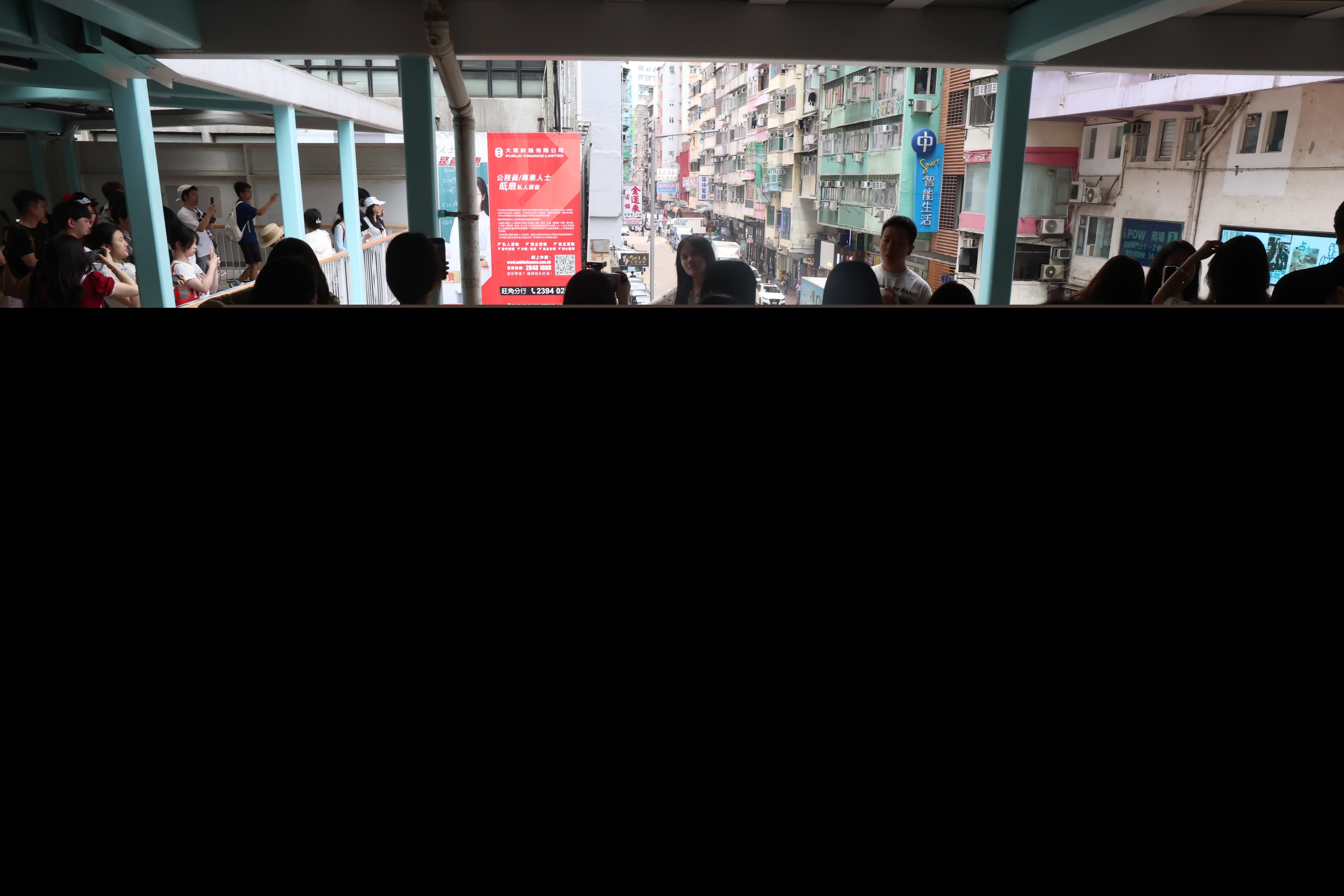 五一黃金周第三天旺角網紅景點由旺角道天橋延伸至整條天橋。（香港文匯報記者萬霜靈 攝影）