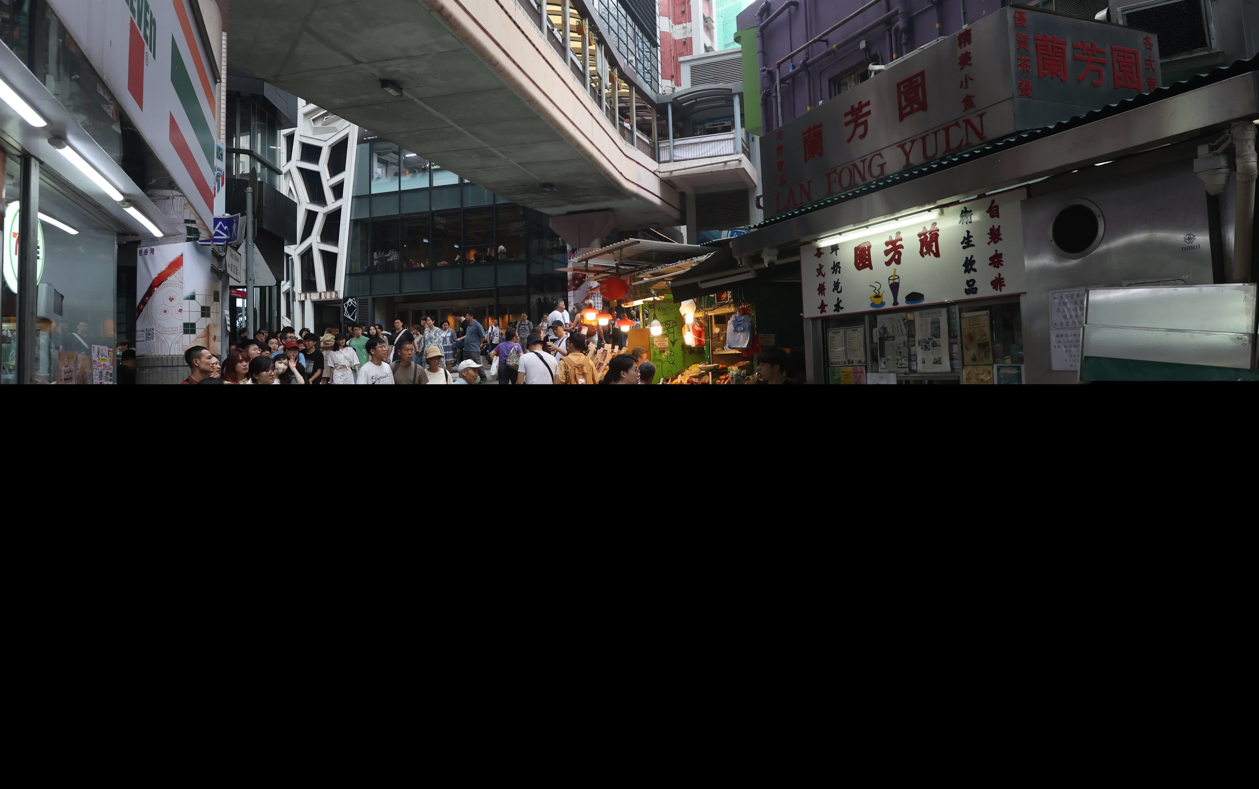五一黃金周，中區吸引大批旅客旅遊打卡。（香港文匯報記者曾興偉 攝）