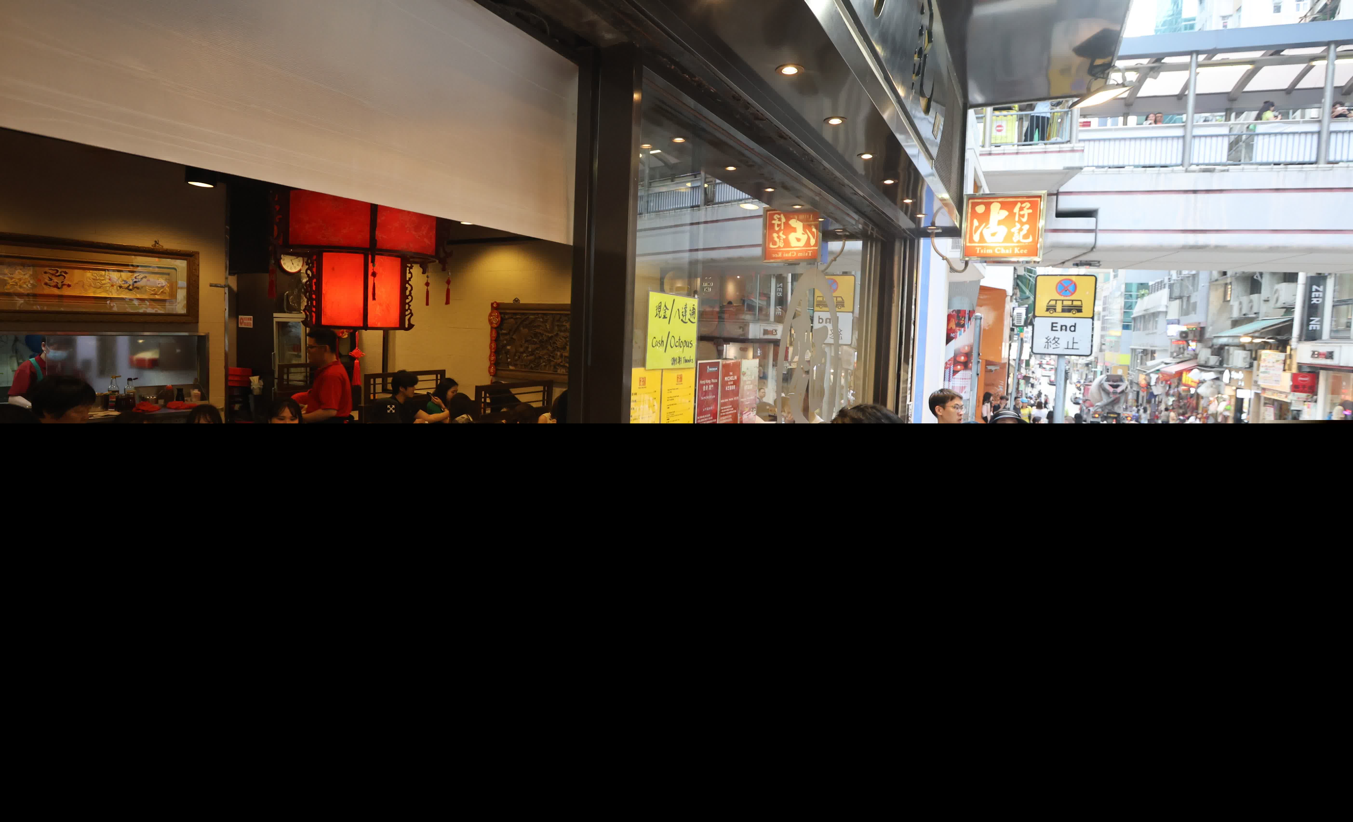 五一黃金周，中區吸引大批旅客旅遊打卡。（香港文匯報記者曾興偉 攝）