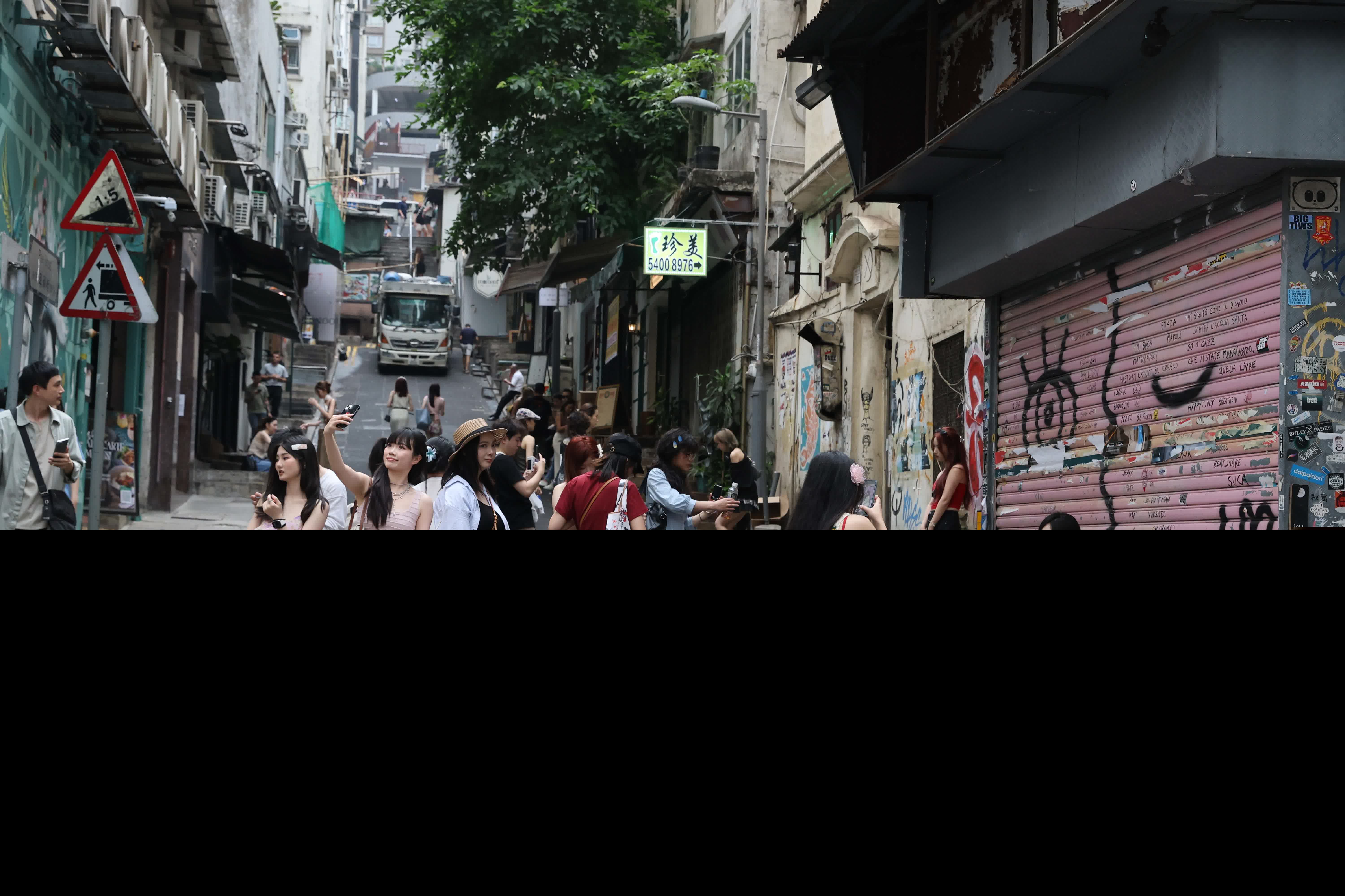 五一黃金周，中區吸引大批旅客旅遊打卡。（香港文匯報記者曾興偉 攝）