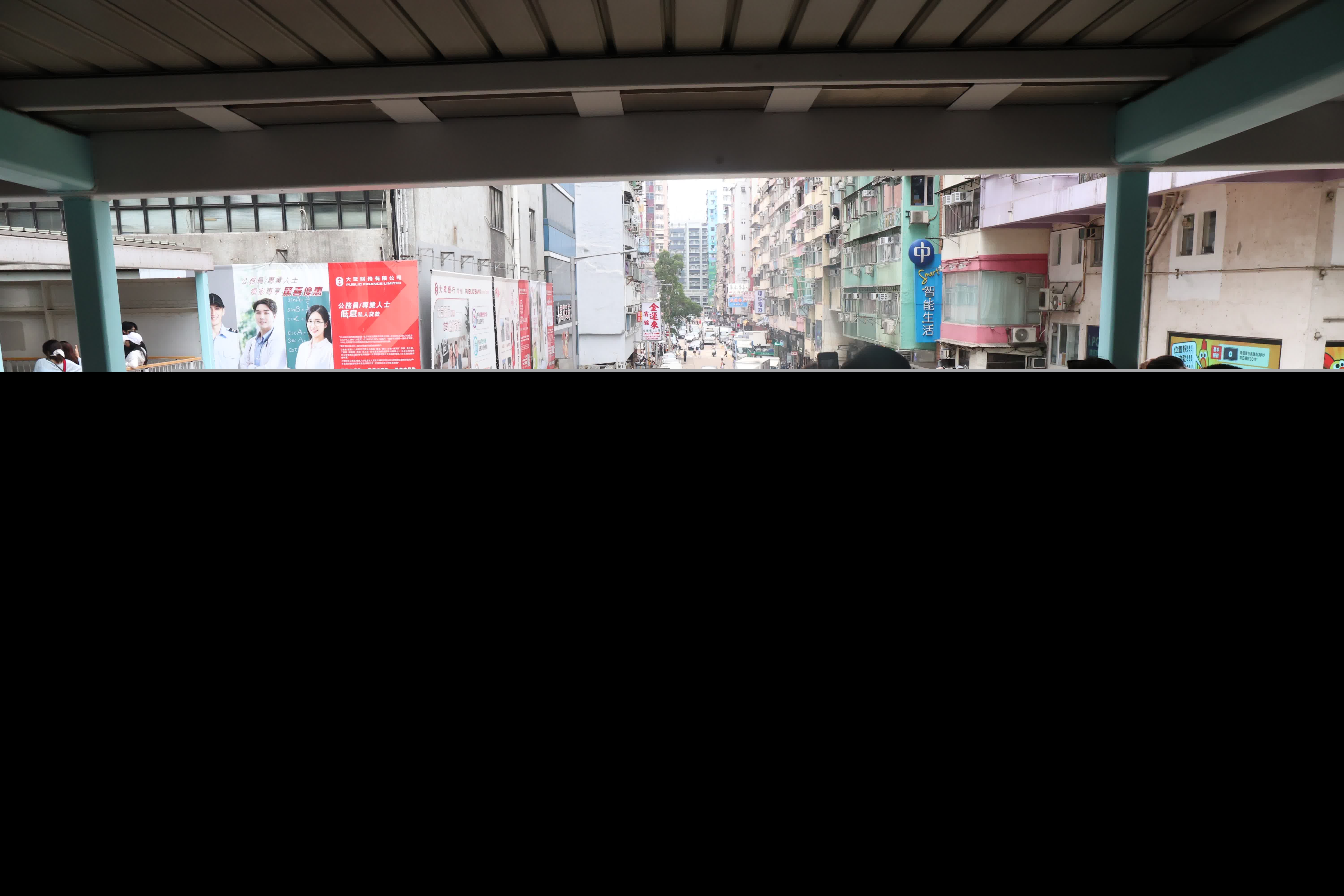 五一黃金周第三天旺角網紅景點由旺角道天橋延伸至整條天橋。（香港文匯報記者萬霜靈 攝影）