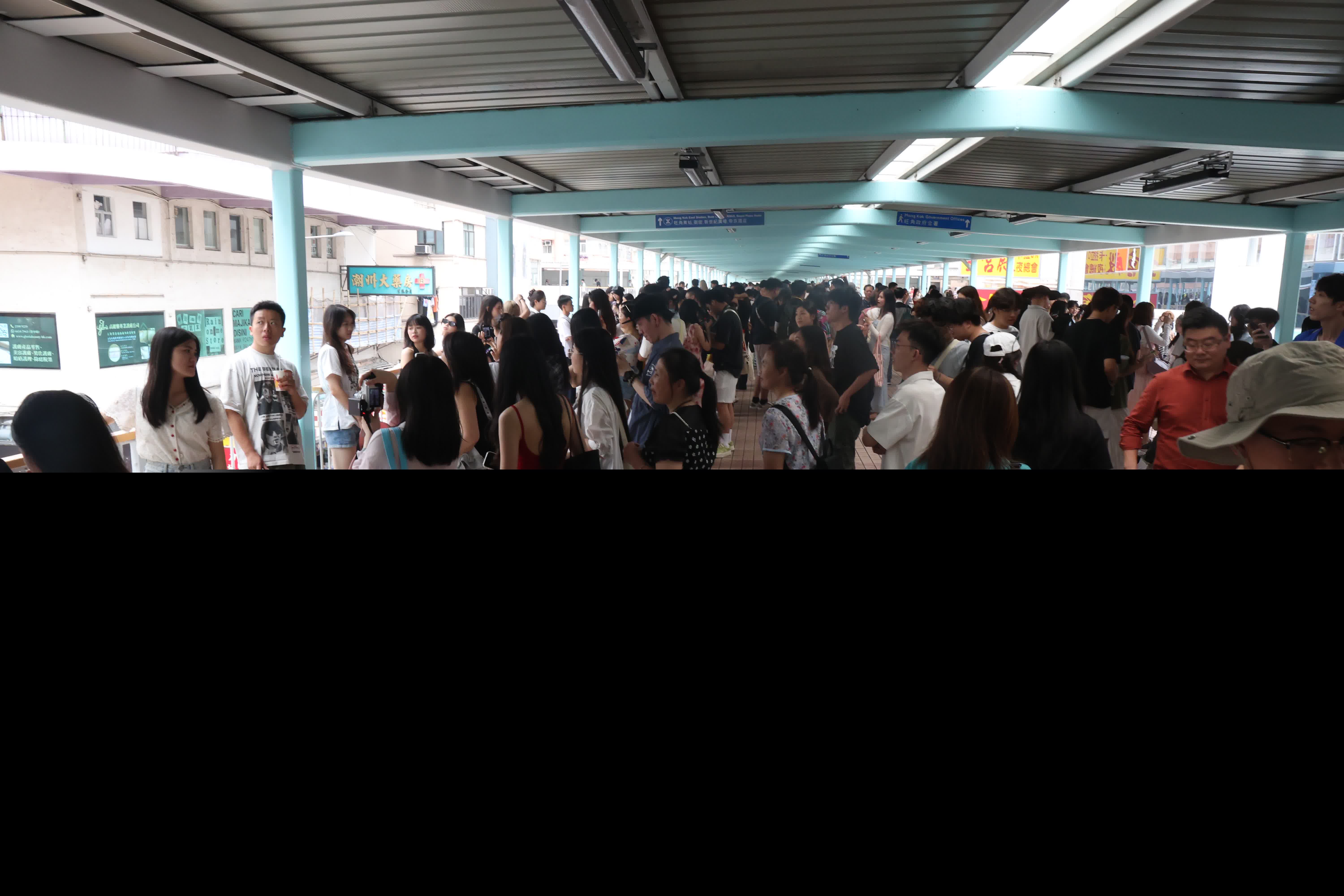 五一黃金周第三天旺角網紅景點由旺角道天橋延伸至整條天橋。（香港文匯報記者萬霜靈 攝影）