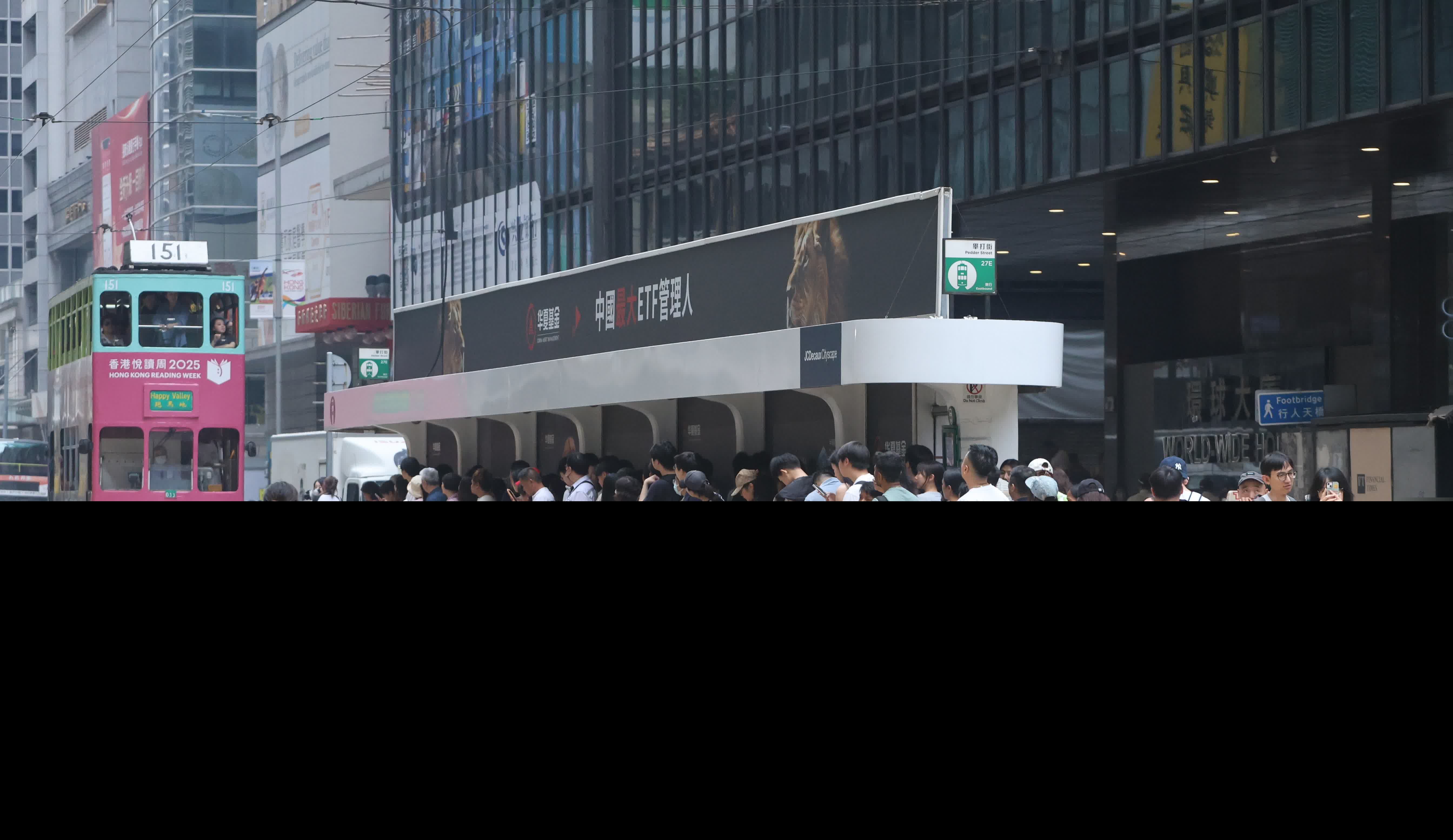 五一黃金周，中區吸引大批旅客旅遊打卡。（香港文匯報記者曾興偉 攝）