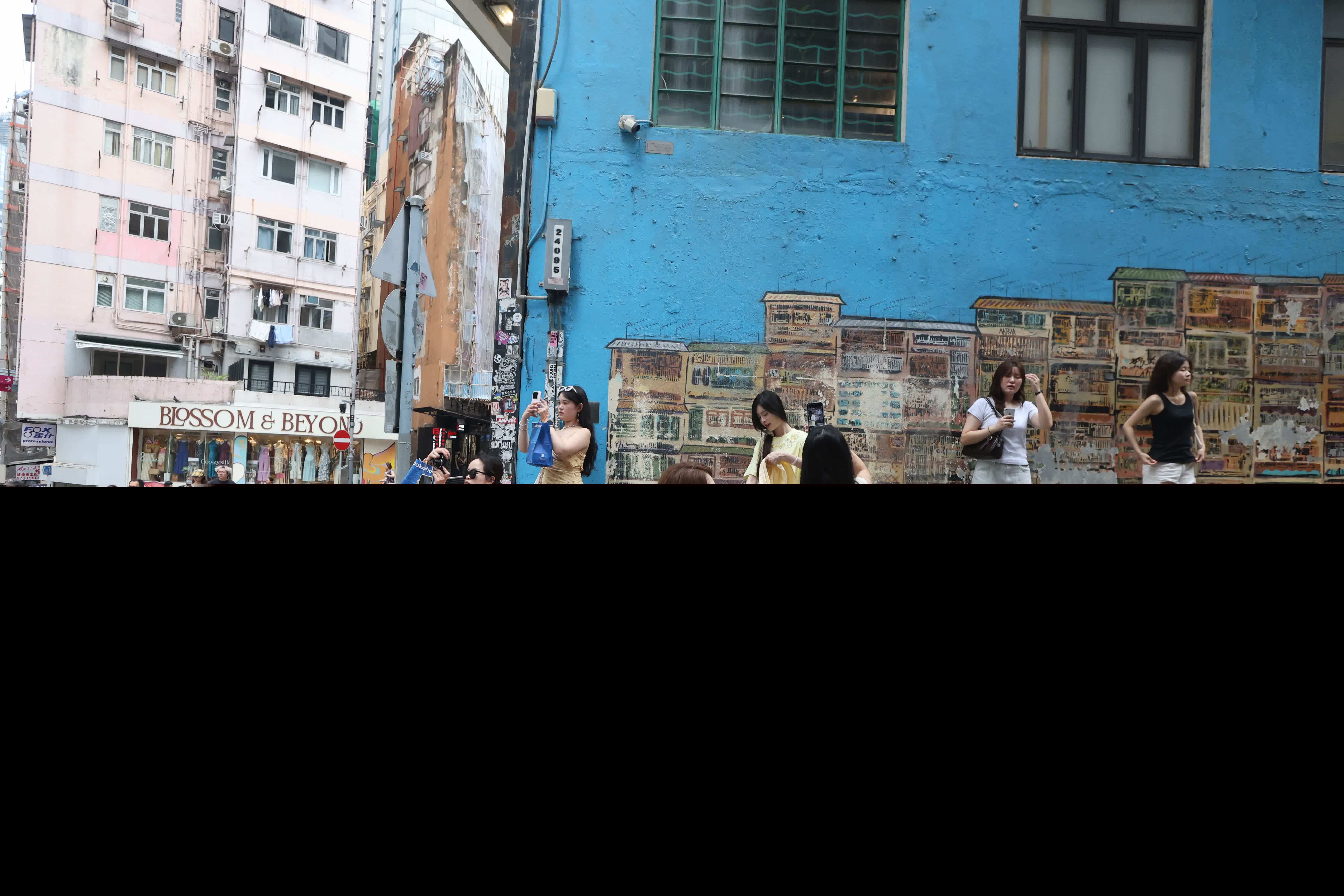 五一黃金周，中區吸引大批旅客旅遊打卡。（香港文匯報記者曾興偉 攝）
