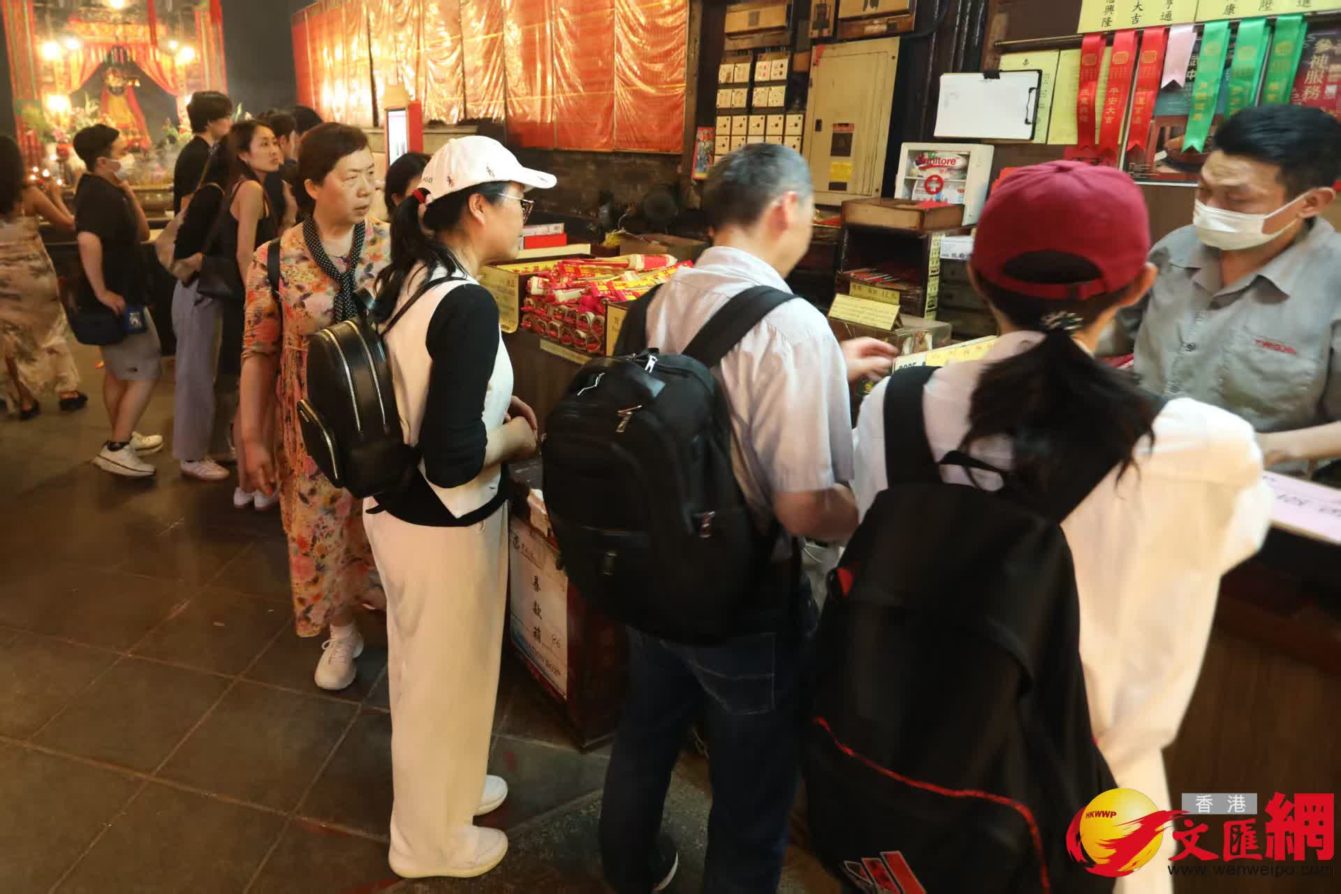 有旅客到上環文武廟遊覽。（香港文匯報記者黃艾力 攝）