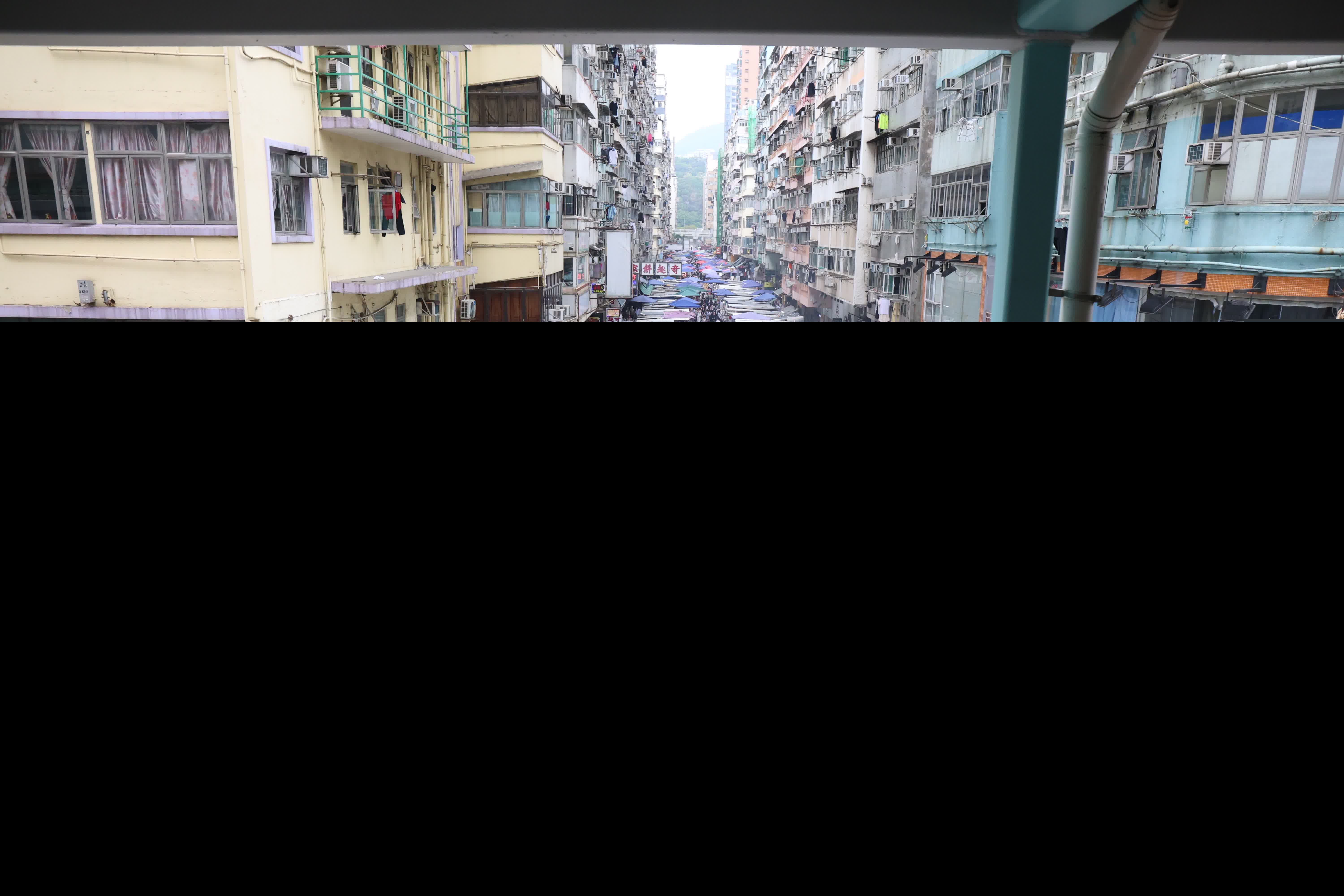 五一黃金周第三天旺角網紅景點由旺角道天橋延伸至整條天橋。（香港文匯報記者萬霜靈 攝影）