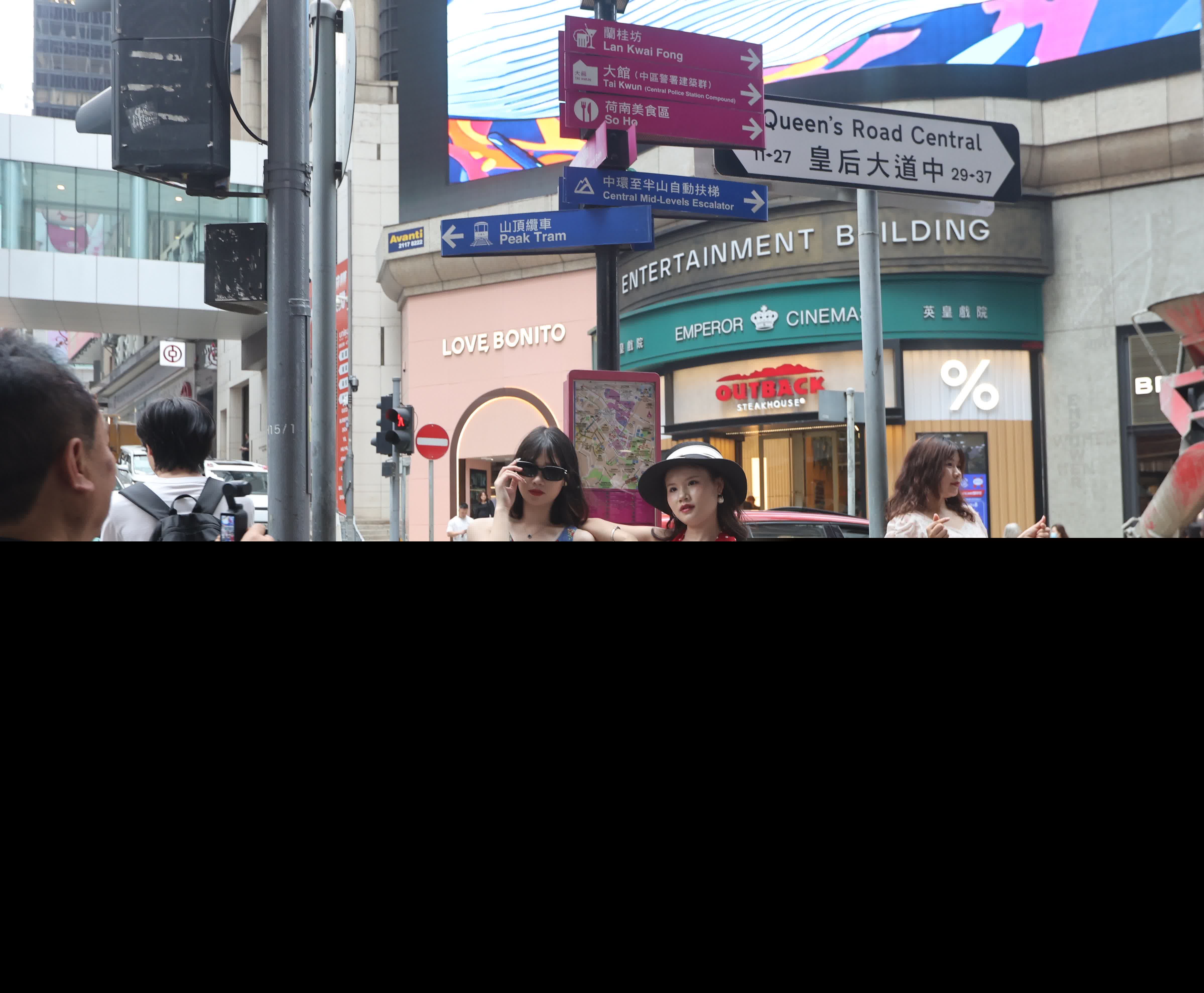 五一黃金周，中區吸引大批旅客旅遊打卡。（香港文匯報記者曾興偉 攝）