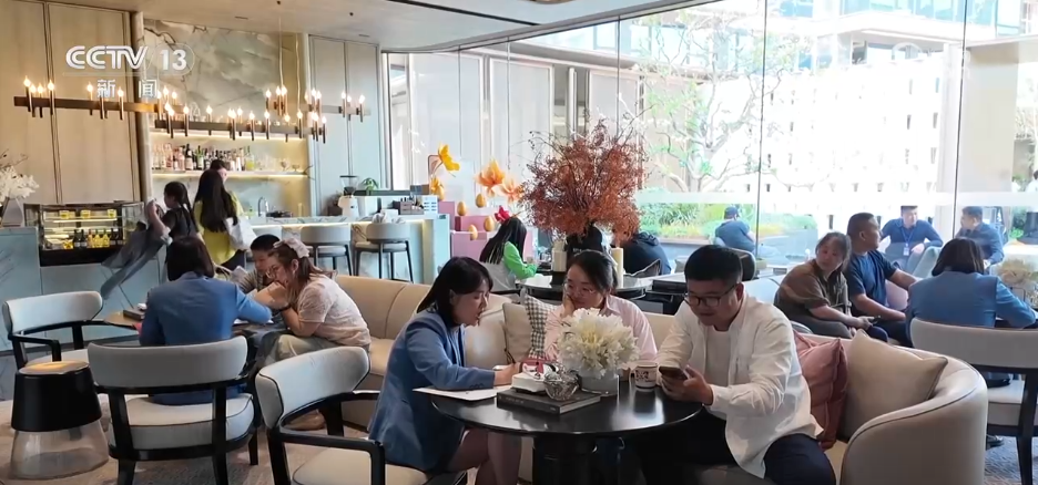 // </p> <p> в дополнение к улучшению пола на поле, и комфорт, и комфорт, и комфорт, и комфортный Пространство дома также стало основными моментами многих свойств. В собственности в районе Цзяннинг, Нанкин, репортер увидел, что фасады домов переплетены друг с другом, и на каждом этаже высокая терраса. В Ханчжоу эта собственность, которая была впервые открыта во время каникула в май, также фокусируется на улучшении качества «хороших домов». Сотрудник по продажам представил, что 138 единиц были запущены впервые, и более 1000 наборов предполагаемых клиентов были накоплены за два дня. </p> <p> Связанная политика для стабилизации рынка недвижимости во многих местах по всей стране </p> <p> <p> Поскольку рынок постепенно восстанавливается, некоторые города постоянно корректируют и оптимизируют соответствующую политику в последнее время в соответствии с изменениями на рынке, внедряя новый импульс в стабильный и здоровый развитие рынка недвижимости. </p> <p class = 