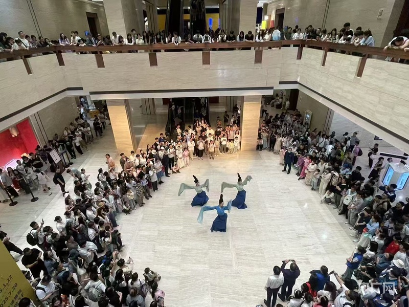 /> </p> Музея Photo_alt_201908080808080808 Производительность танцевальной драмы атриума (Photo_alt, Китайский радио и телевизионный репортер Луан Юншенг) </p> <p> На выставках «Новости» в различных местах «Длинные вены - специальная выставка благоприятных моделей на культурных реликвиях различных этнических народов», запущенных в музее Сичуань в май, привлекла многих зрителей. Выставка принимает модели как подсказки, и в течение пяти единиц, включая «природу во всех вещах» и «Танцы с жизнью», выставлены более 130 культурных реликвий различных этнических групп, охватывающих несколько категорий, таких как нефрит, фарфоровые, лакированные программные обеспечения и т. Д., От горных моделей и моделей лягушков до «состояния, благословения, одиночества и счастья» и «Уставные гонки во всем мире». Лучшая жизнь. </p> <p> »Большинство из этих фарфоровых чашек обычно скрыты на складе. На этот раз это редко можно показать, и зрители могут видеть элегантный стиль». Ли Юань, заместитель директора Департамента сбора музея Сычуань, сказал репортеру Китайского радио и телевидения, что набор синих и белых красочных декабрьских фарфоровых чашек с узором цветов из периода Кангси династии Цин в выставочном зале стал «Звездной выставкой» этой выставки. Она надеется, что через поэтический мир, стоящий за объектами, больше зрителей может почувствовать красоту традиционного китайского мастерства. </p> <p class = 