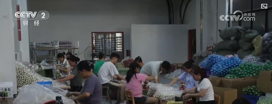 /> </p> في المقابلة. لقد ظنوا في الأصل أن الأوامر ستتأثر هذا العام ، ولكن حتى الآن ، زاد حجم الطلب بدلاً من الانخفاض. لم يزيد العديد من المستثمرين الأجانب الذين قدموا أوامر من خلال شركات التجارة الخارجية من حجم الشراء هذا العام فحسب ، بل جاءوا أيضًا إلى Yiwu شخصيًا لاختيار المنتجات. </p> <p> من المفهوم أن Yiwu لديه سلسلة صناعية كاملة من إنتاج منتجات عيد الميلاد ، والمبيعات والتعبئة والتغليف ، وتغطية ألعاب عيد الميلاد ، وأشجار عيد الميلاد ، وملابس عيد الميلاد ، وأضواء عيد الميلاد وغيرها من الأصناف. علاوة على ذلك ، فإن سرعة تطوير المنتج الجديدة سريعة ، بحيث يمكن للمشترين شراء جميع المنتجات في محطة واحدة. يستخدم العديد من أصحاب الأعمال الذكاء الاصطناعي لإنشاء مقاطع فيديو لتوسيع المزيد من الأسواق من خلال التجارة الإلكترونية. </p> <p class = 