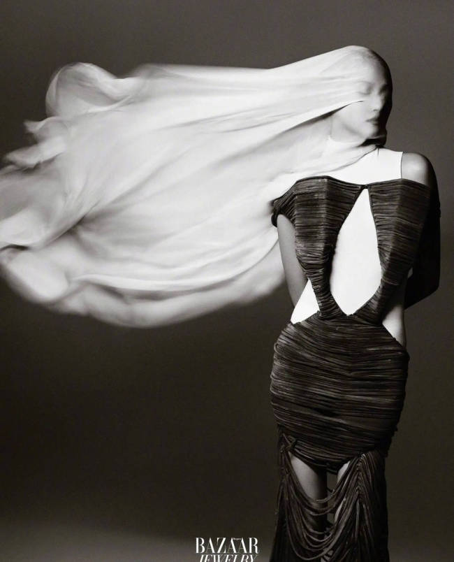 关晓彤穿镂空修身裙秀完美身材 一头金发霸气酷飒