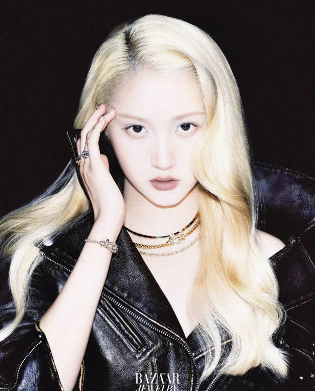 关晓彤穿镂空修身裙秀完美身材 一头金发霸气酷飒