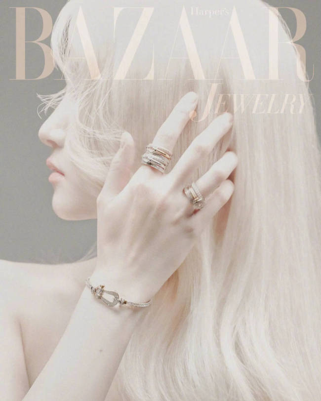 关晓彤穿镂空修身裙秀完美身材 一头金发霸气酷飒