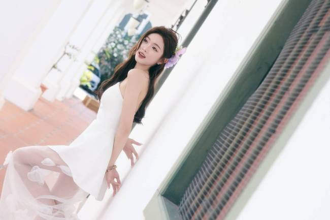 吴宣仪身穿白色抹胸裙 感受明媚阳光元气满满