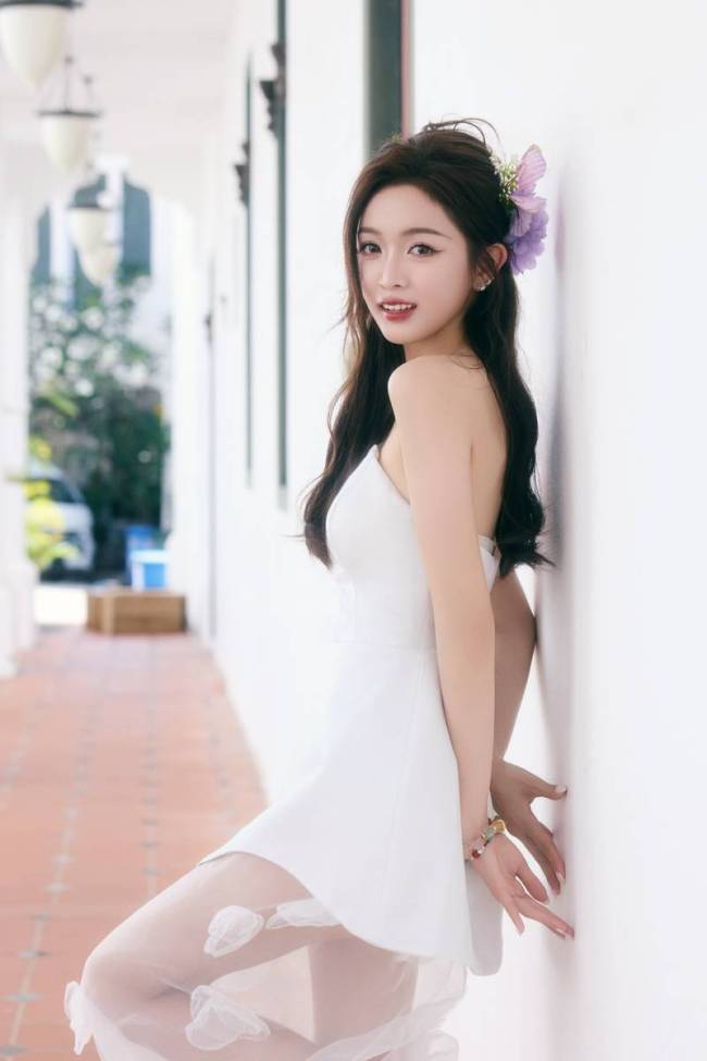 吴宣仪身穿白色抹胸裙 感受明媚阳光元气满满