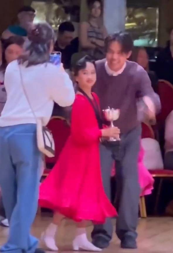 孙俪女儿拉丁舞比赛夺冠 妈妈开心记录表情喜悦