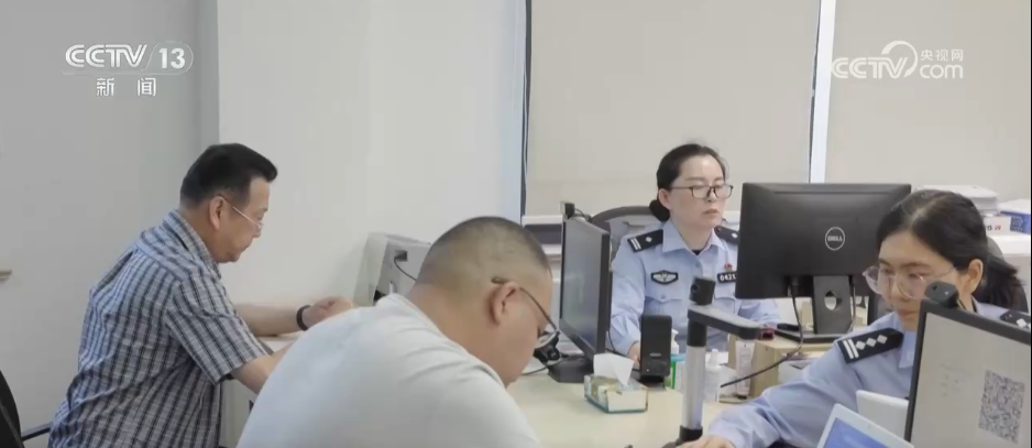  كان مركز شينتشوانغ ، مقاطعة مينهانغ ، شنغهاي قد جاء بالفعل إلى نافذة اللوبي للتعامل مع خدمة استبدال بطاقة هوية الإقامة المستحقة. </p> <p> من أجل تسهيل العاملين في المكاتب للتقدم بطلب للحصول على بطاقات الهوية وتجديد شهاداتهم عند انتهاء صلاحيتها ، ستقوم أعضاء الأمن العام في شنغهاي بتوسيع ساعات الخدمة في مراكز شرطة الأمن العامة البالغ عددها 278 في المدينة إلى 20:00 كل يوم من الاثنين والأربعاء من 12 مايو إلى 20 أغسطس ، مما يوفر 